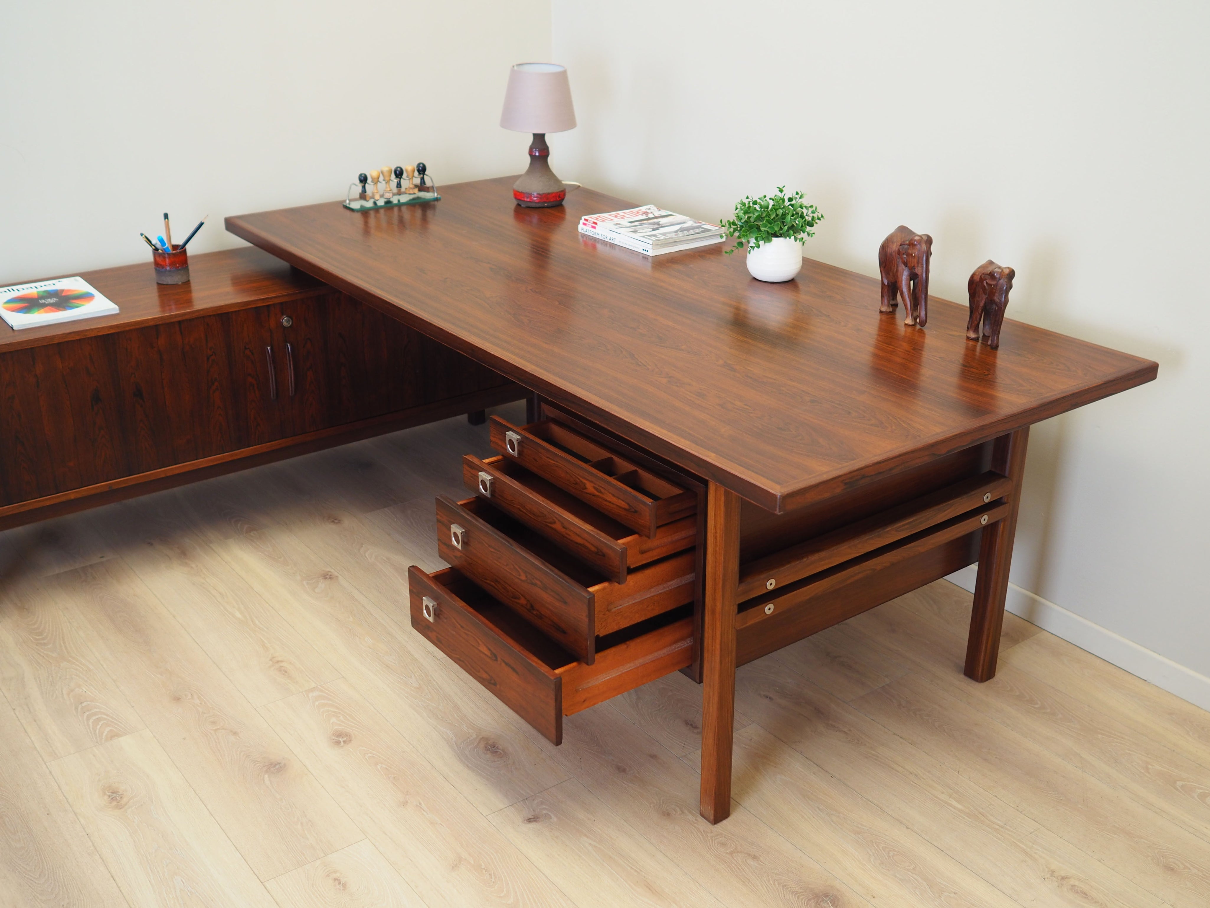 Rosewood_desk,_Danish_design,_1960s,_designer:_Arne_Vodder,_manufacture:_Sibast