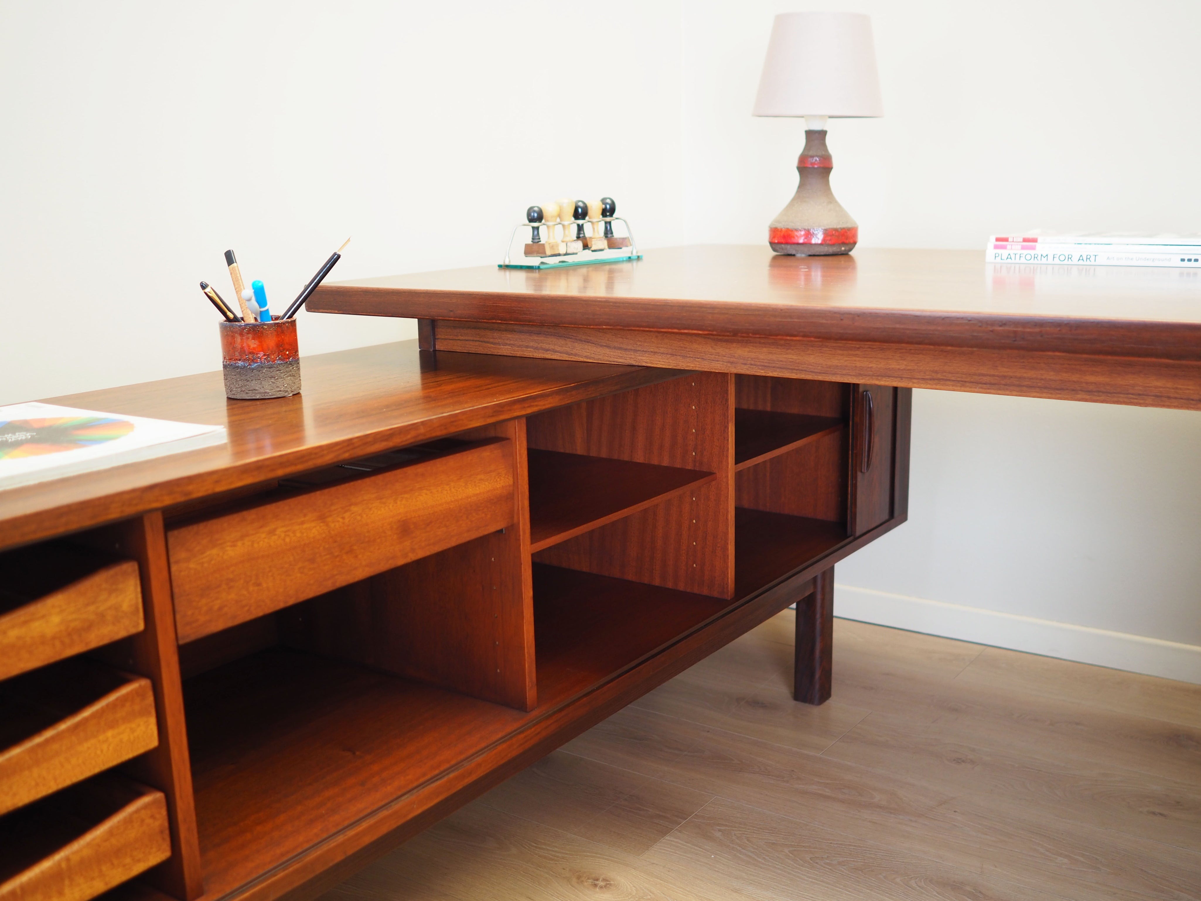 Rosewood_desk,_Danish_design,_1960s,_designer:_Arne_Vodder,_manufacture:_Sibast