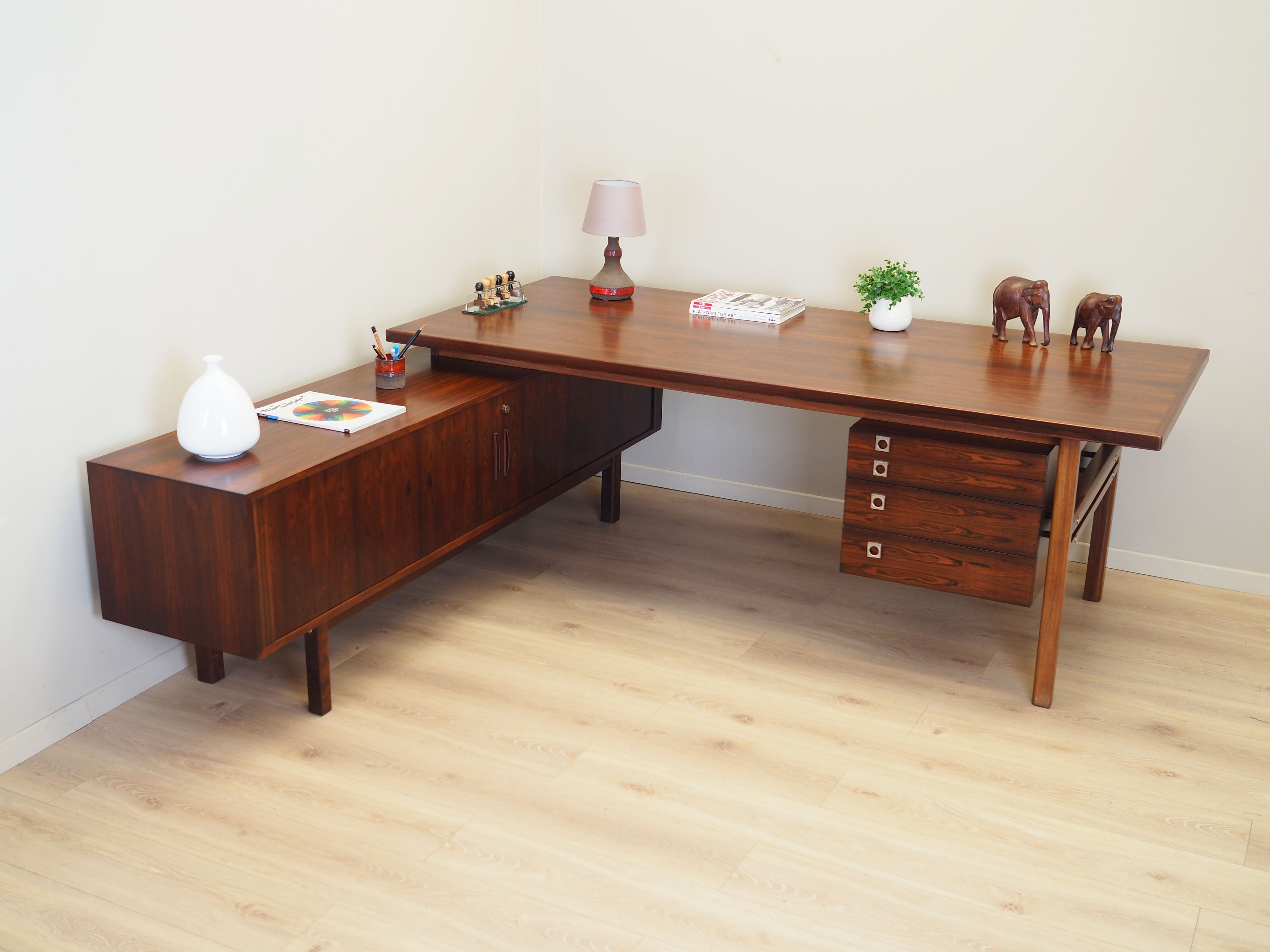 Rosewood_desk,_Danish_design,_1960s,_designer:_Arne_Vodder,_manufacture:_Sibast