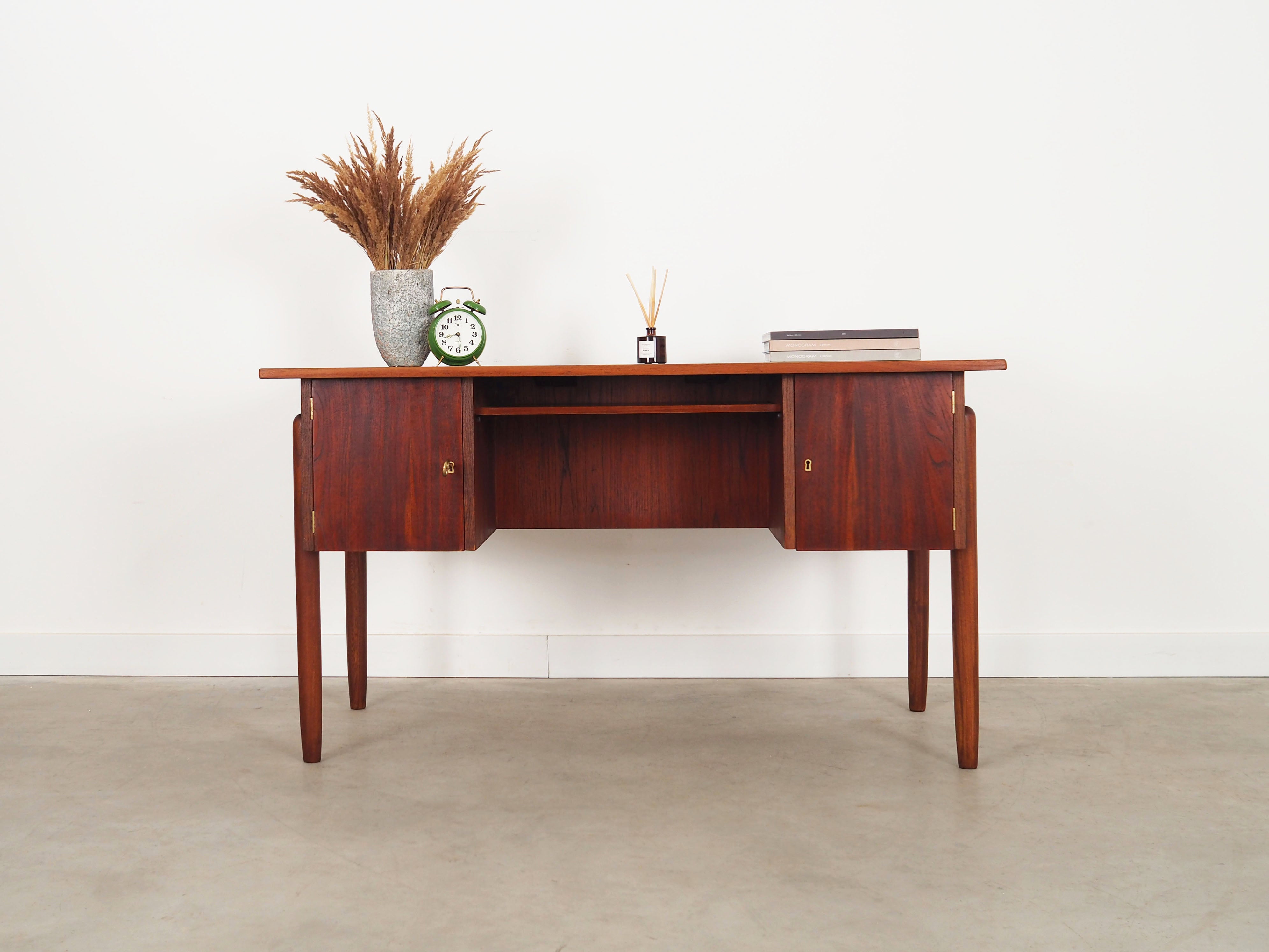 Teak_desk,_Danish_design,_1960s,_production:_Denmark