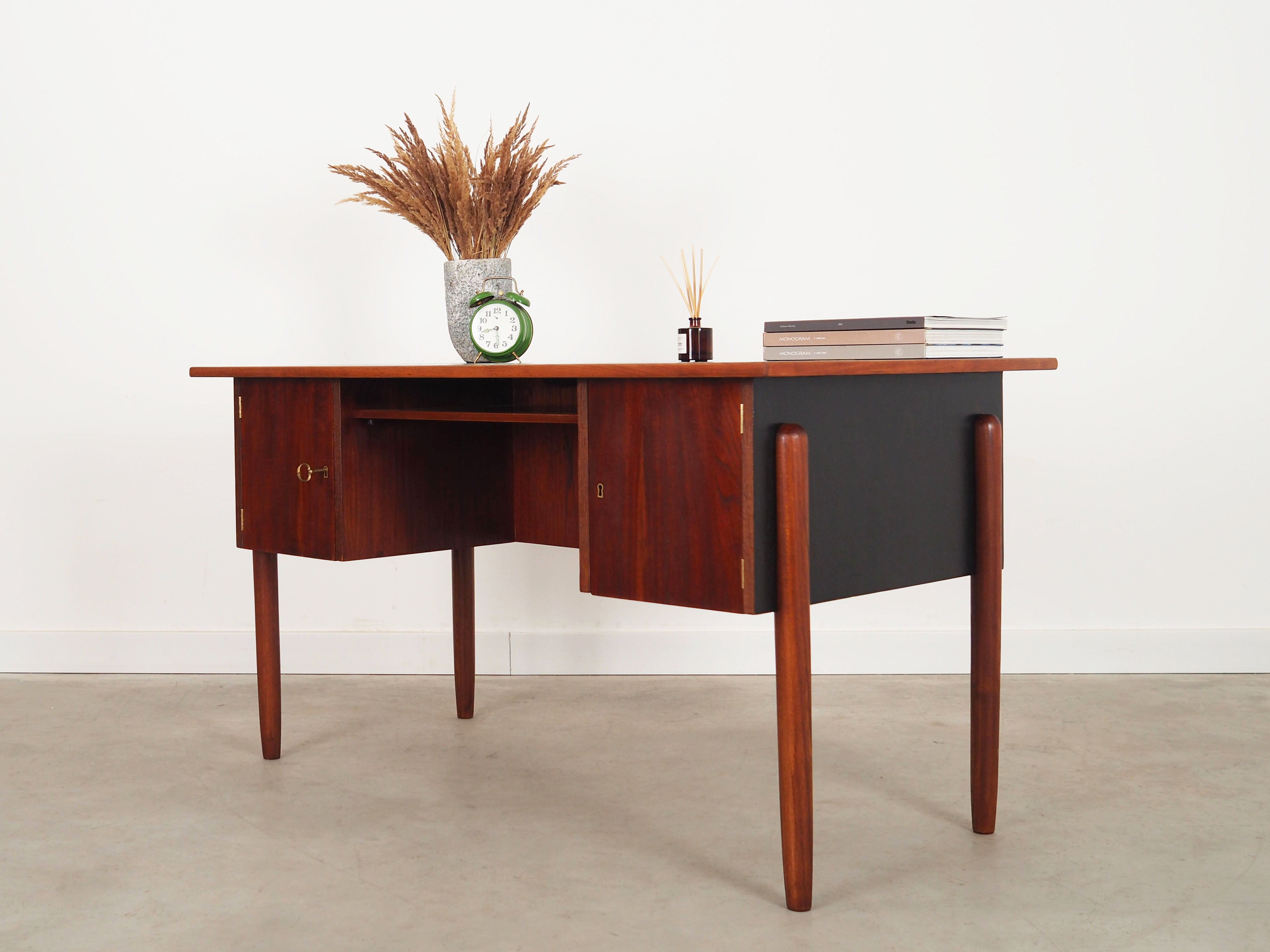 Teak_desk,_Danish_design,_1960s,_production:_Denmark