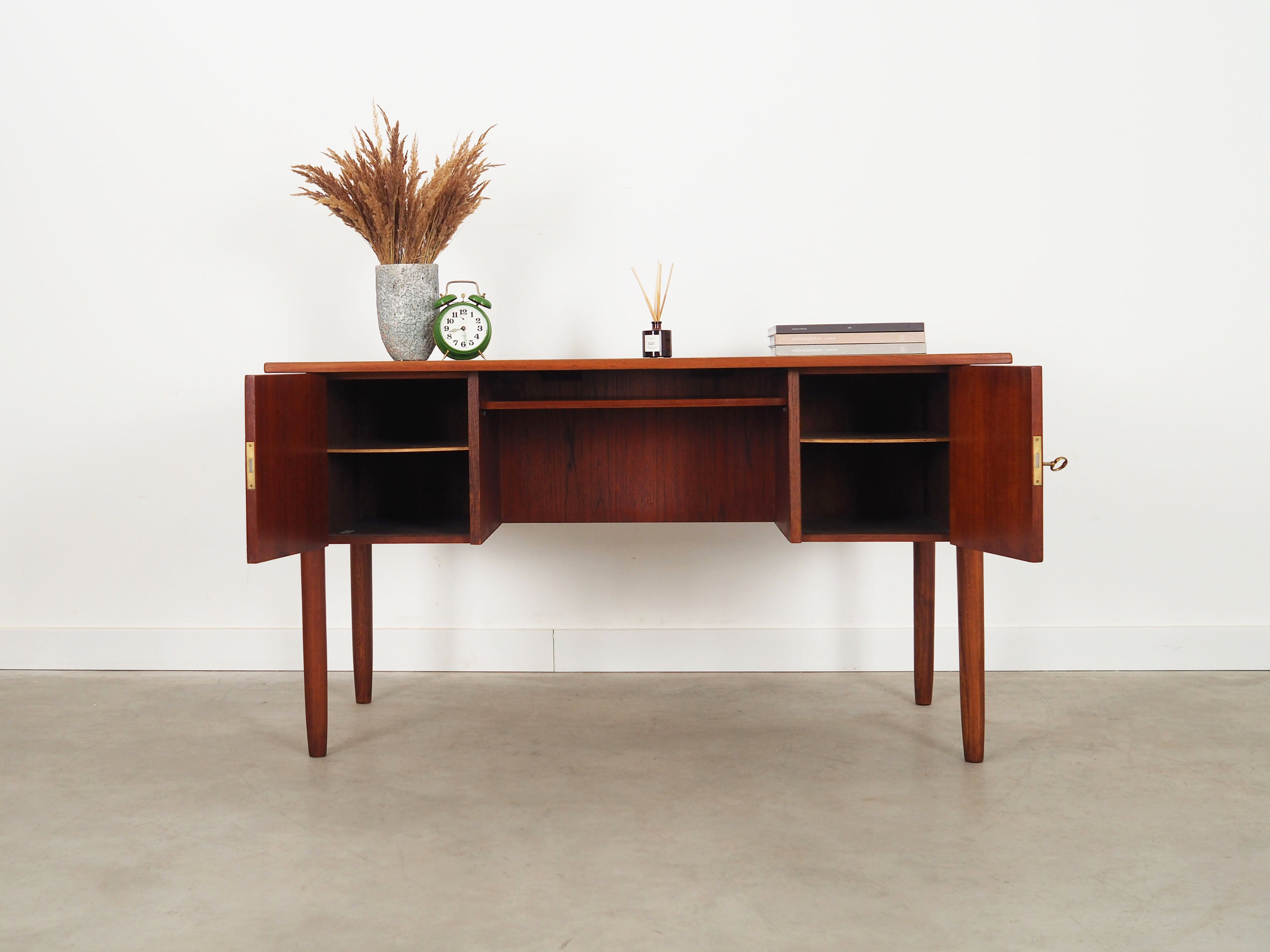 Teak_desk,_Danish_design,_1960s,_production:_Denmark