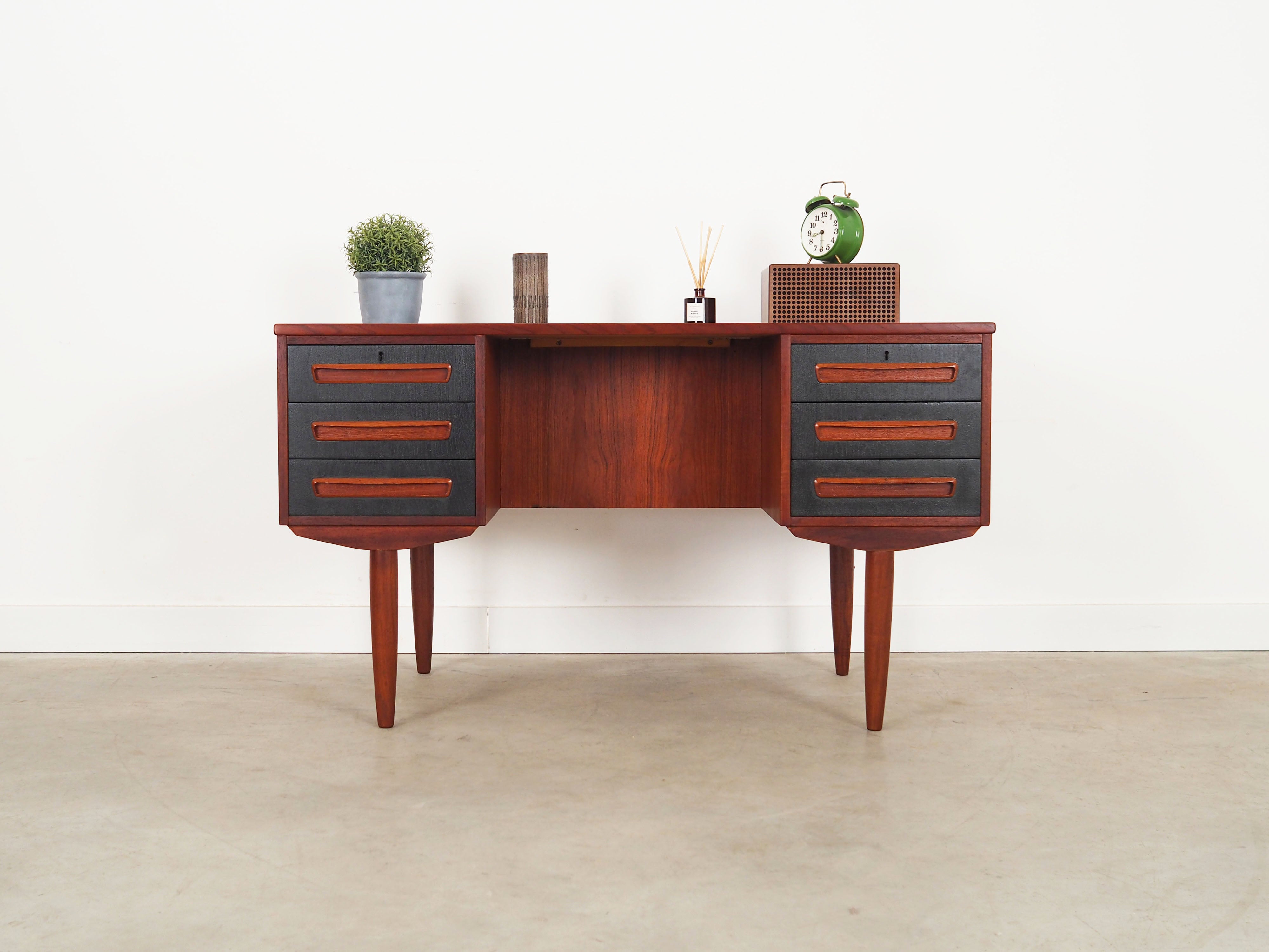 Teak_desk,_Danish_design,_1970s,_manufacturer:_A.P._Møbler_Svenstrup
