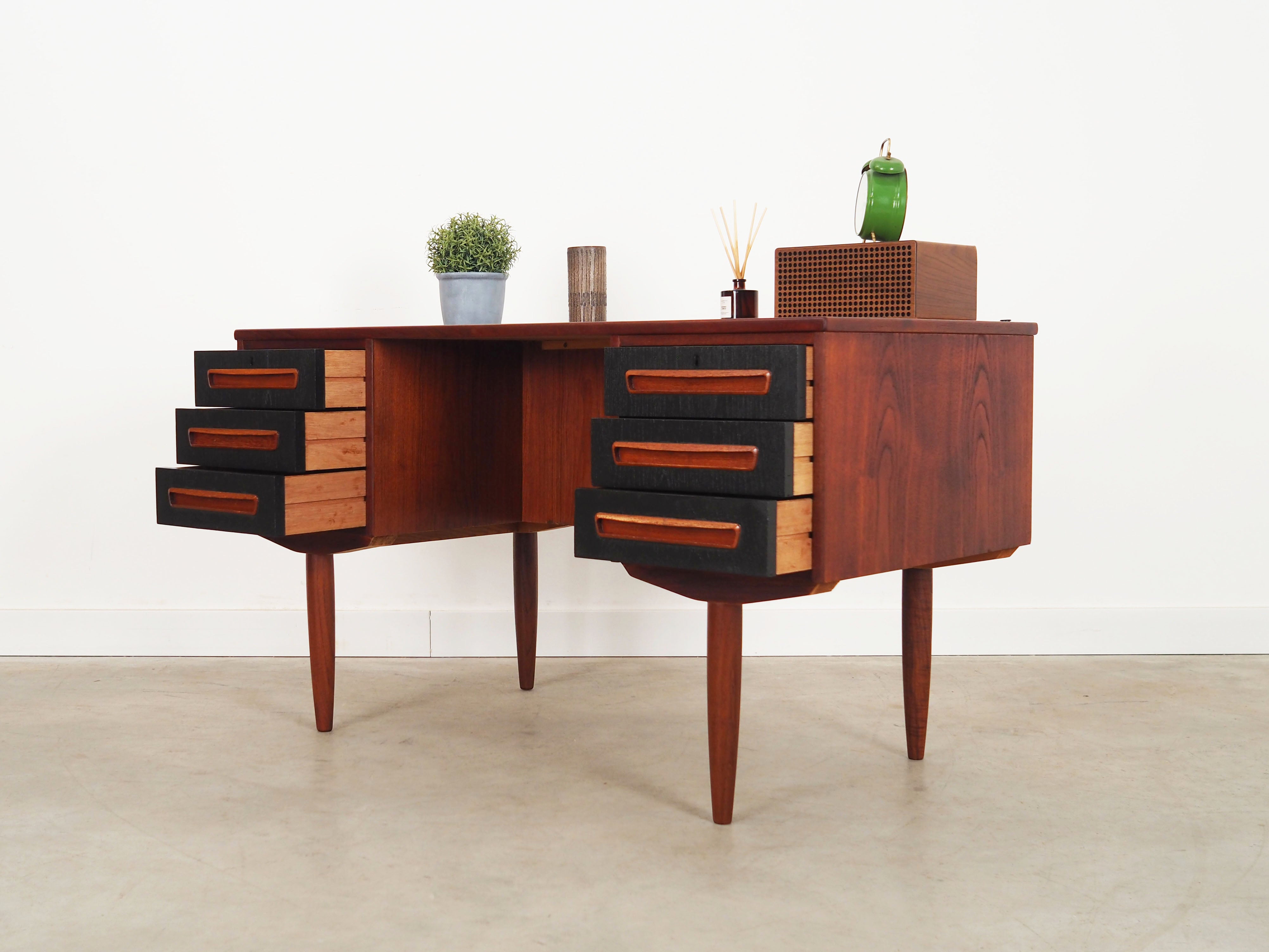 Teak_desk,_Danish_design,_1970s,_manufacturer:_A.P._Møbler_Svenstrup