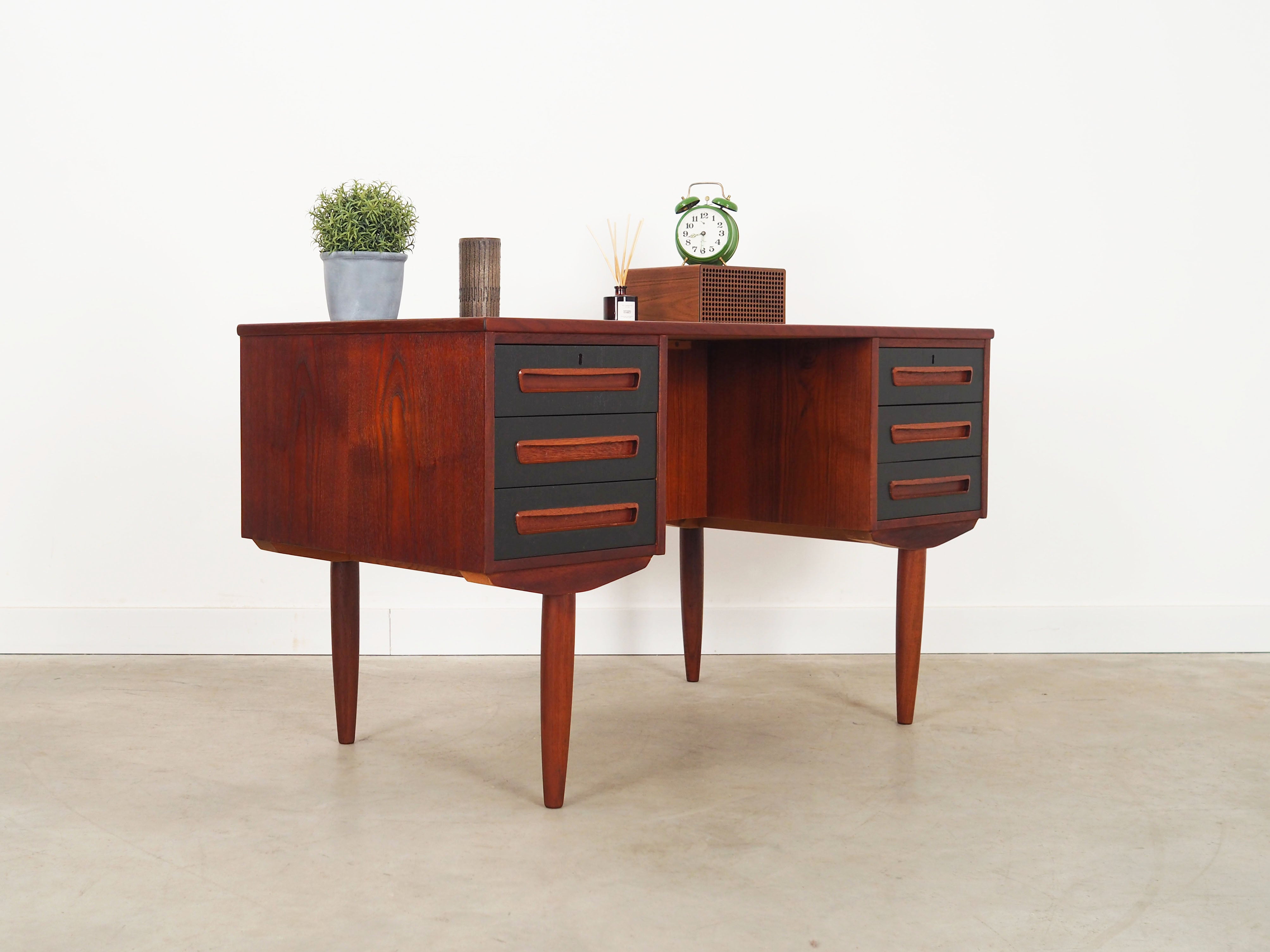 Teak_desk,_Danish_design,_1970s,_manufacturer:_A.P._Møbler_Svenstrup