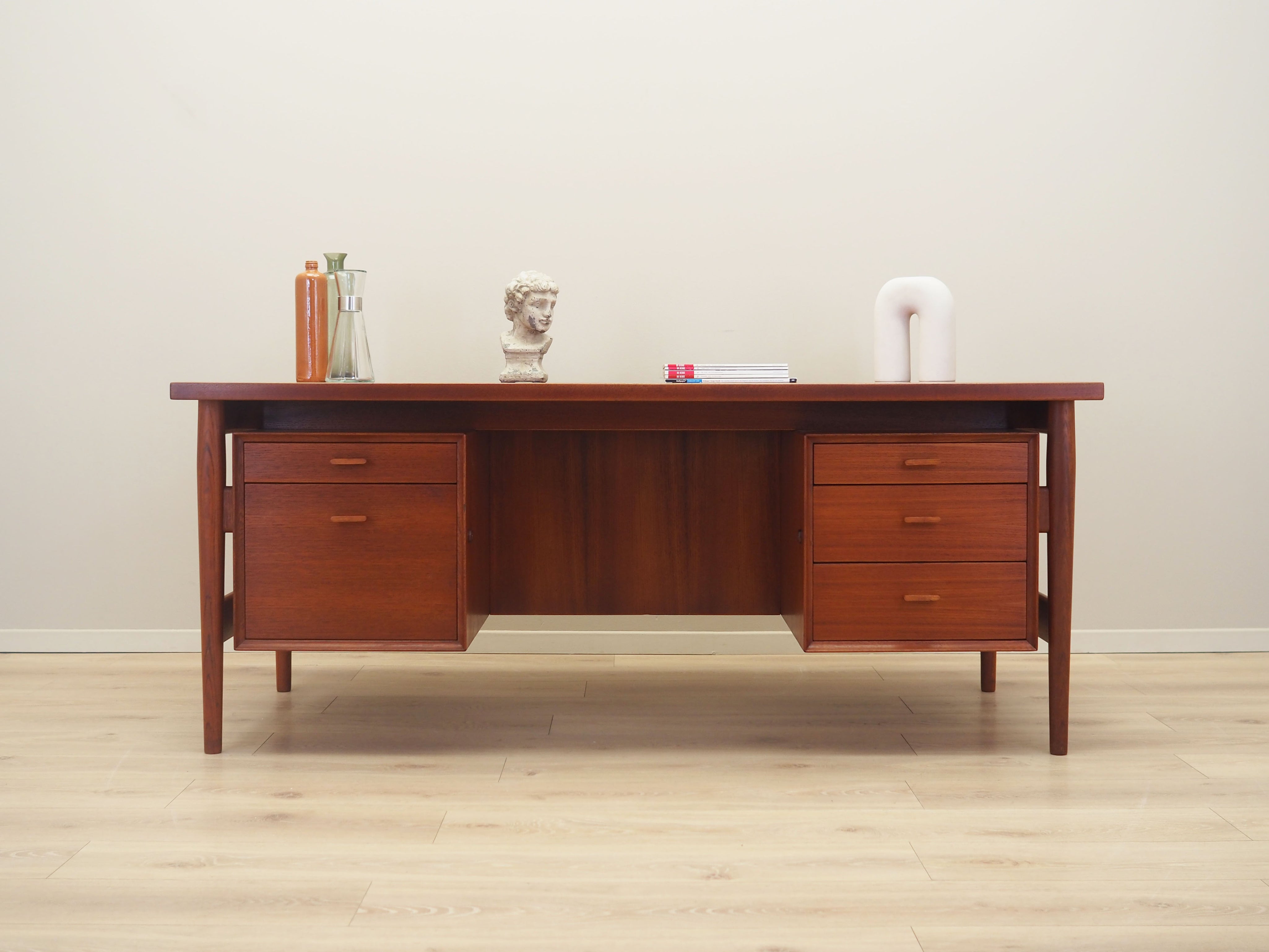 Teak_desk,_Danish_design,_1960s,_designer:_Arne_Vodder,_production:_Sibast