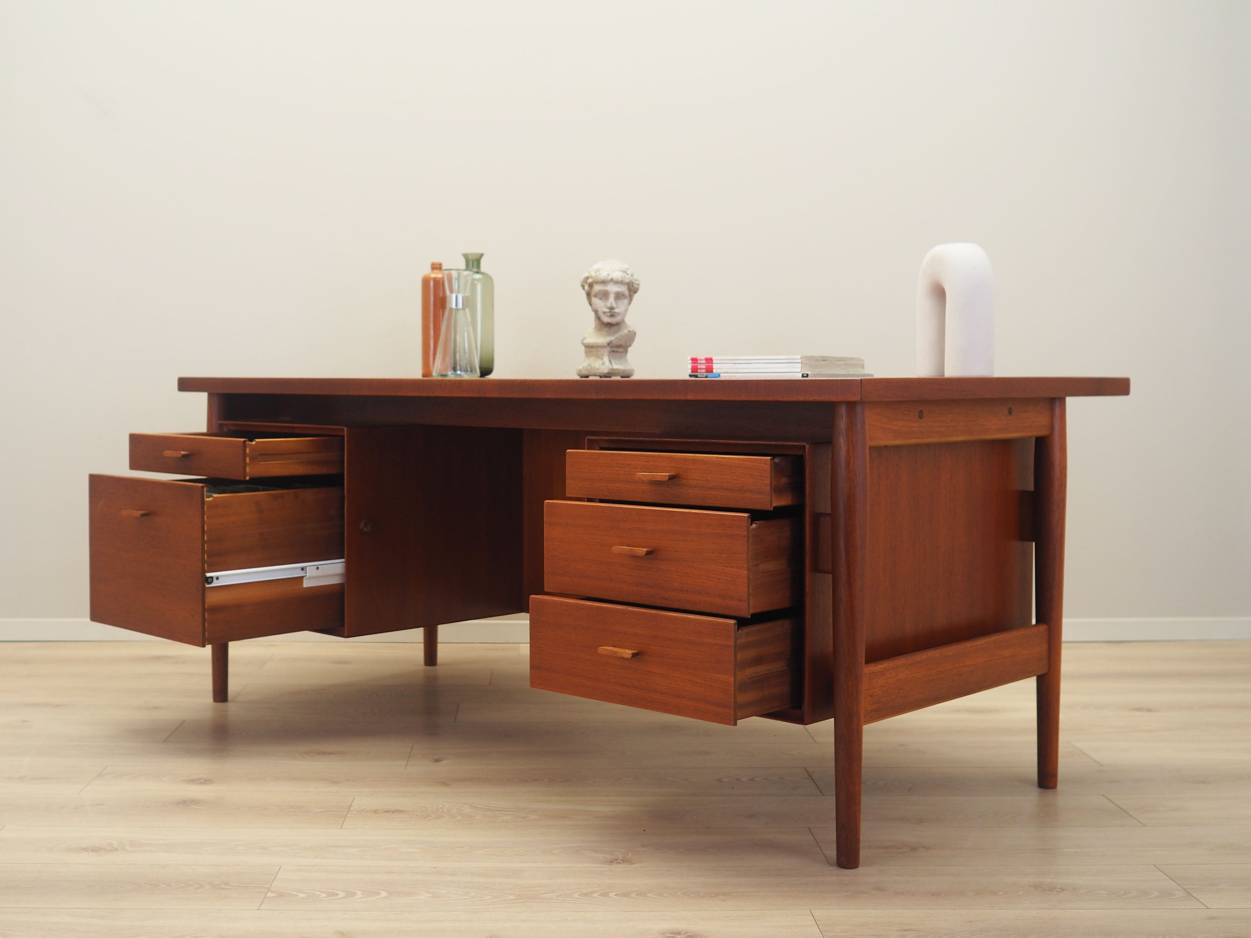 Teak_desk,_Danish_design,_1960s,_designer:_Arne_Vodder,_production:_Sibast