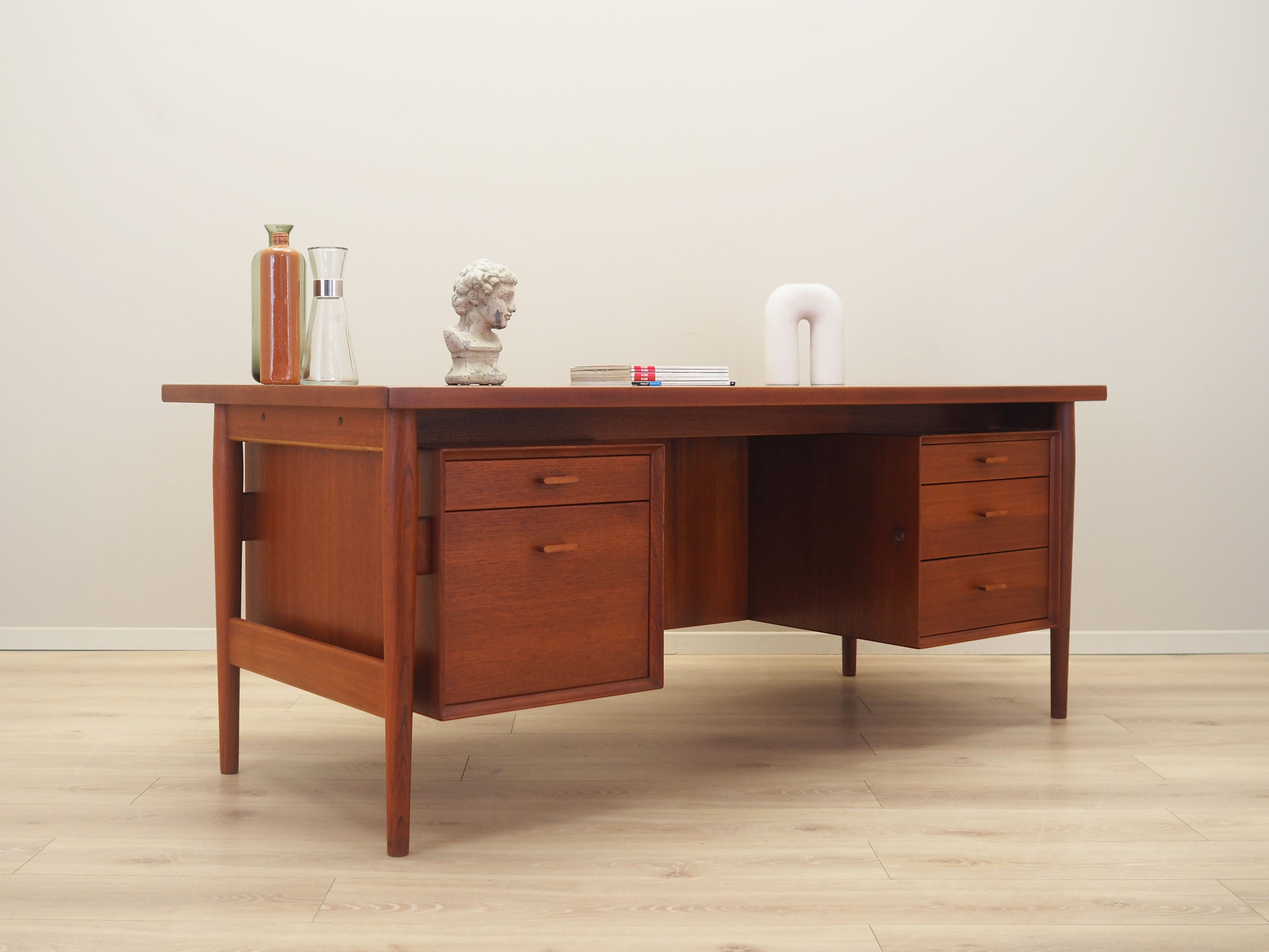 Teak_desk,_Danish_design,_1960s,_designer:_Arne_Vodder,_production:_Sibast