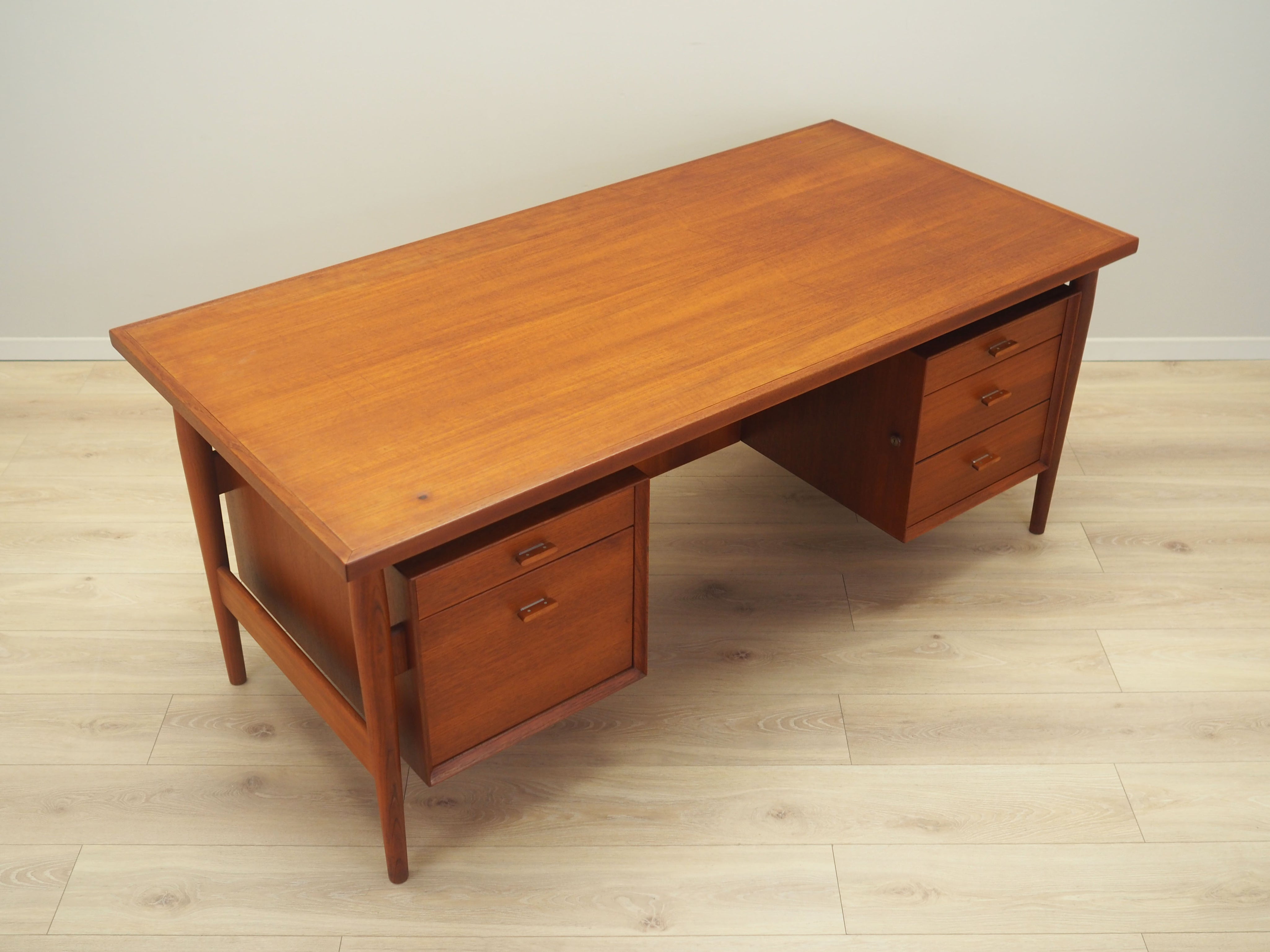 Teak_desk,_Danish_design,_1960s,_designer:_Arne_Vodder,_production:_Sibast