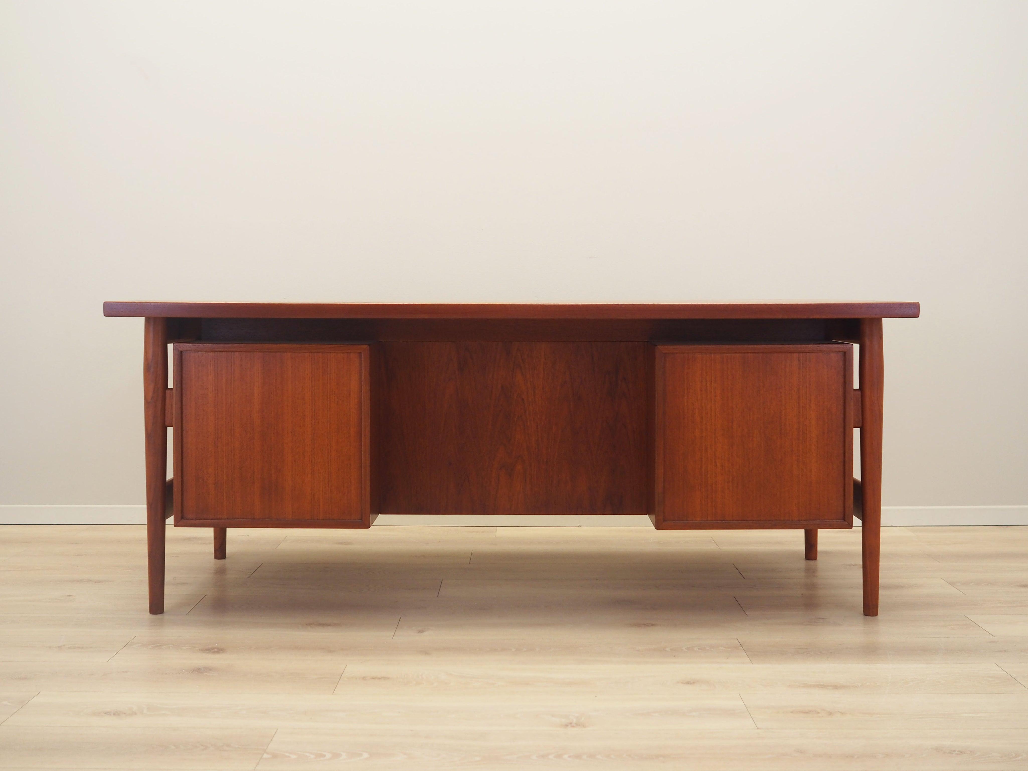 Teak_desk,_Danish_design,_1960s,_designer:_Arne_Vodder,_production:_Sibast