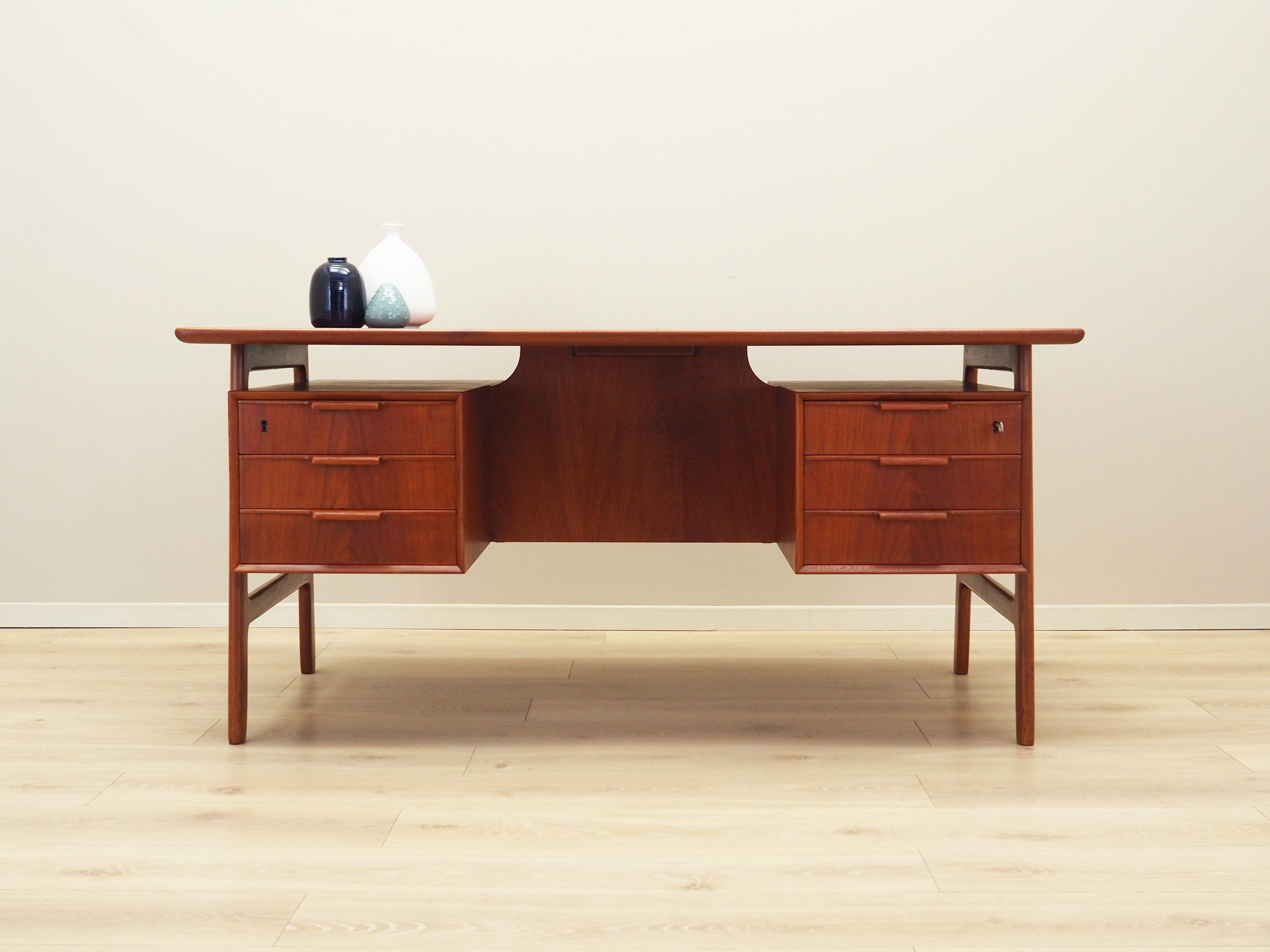 Teak_desk,_Danish_design,_1970s,_manufacture:_Omann_Jun