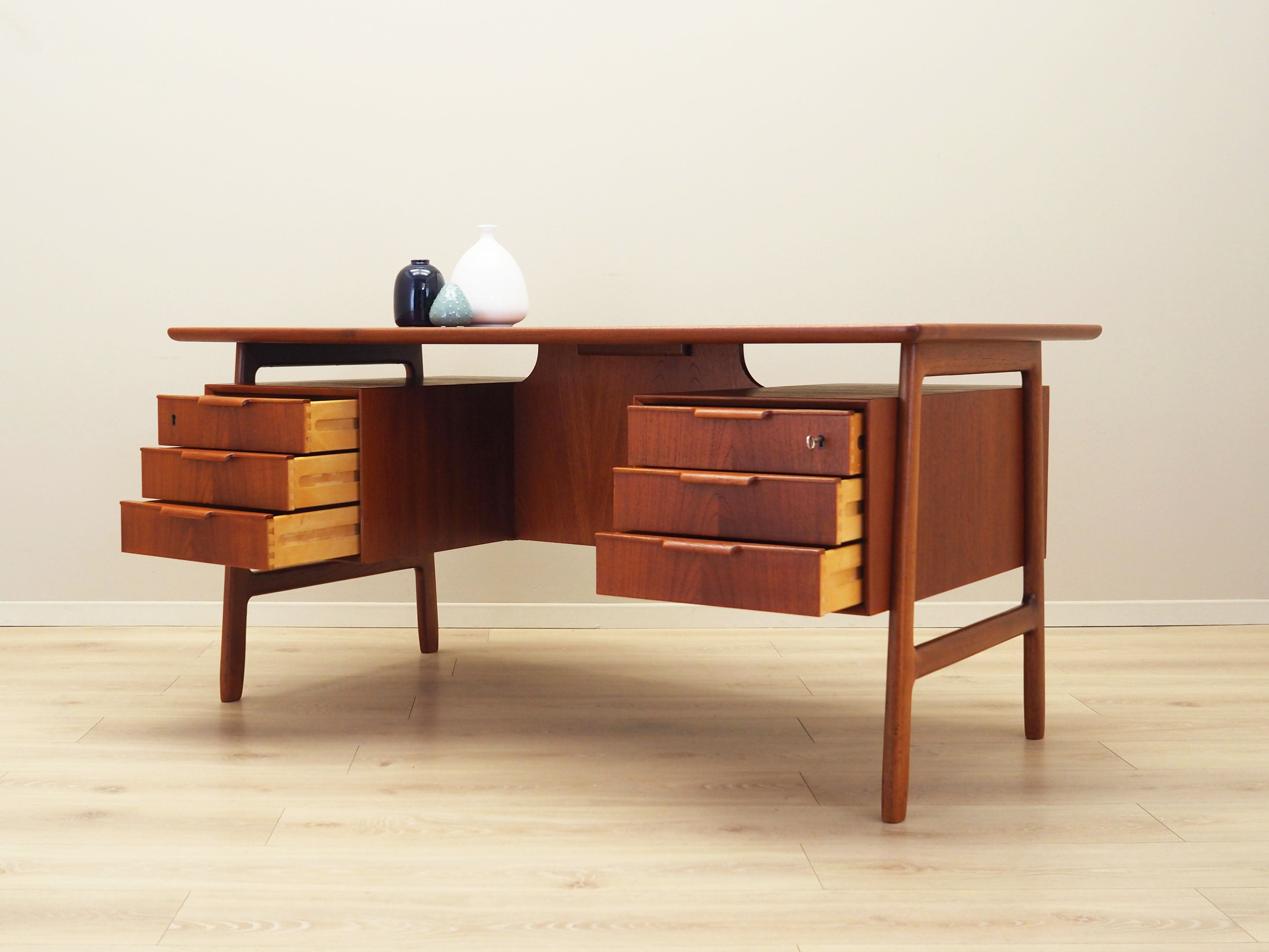 Teak_desk,_Danish_design,_1970s,_manufacture:_Omann_Jun