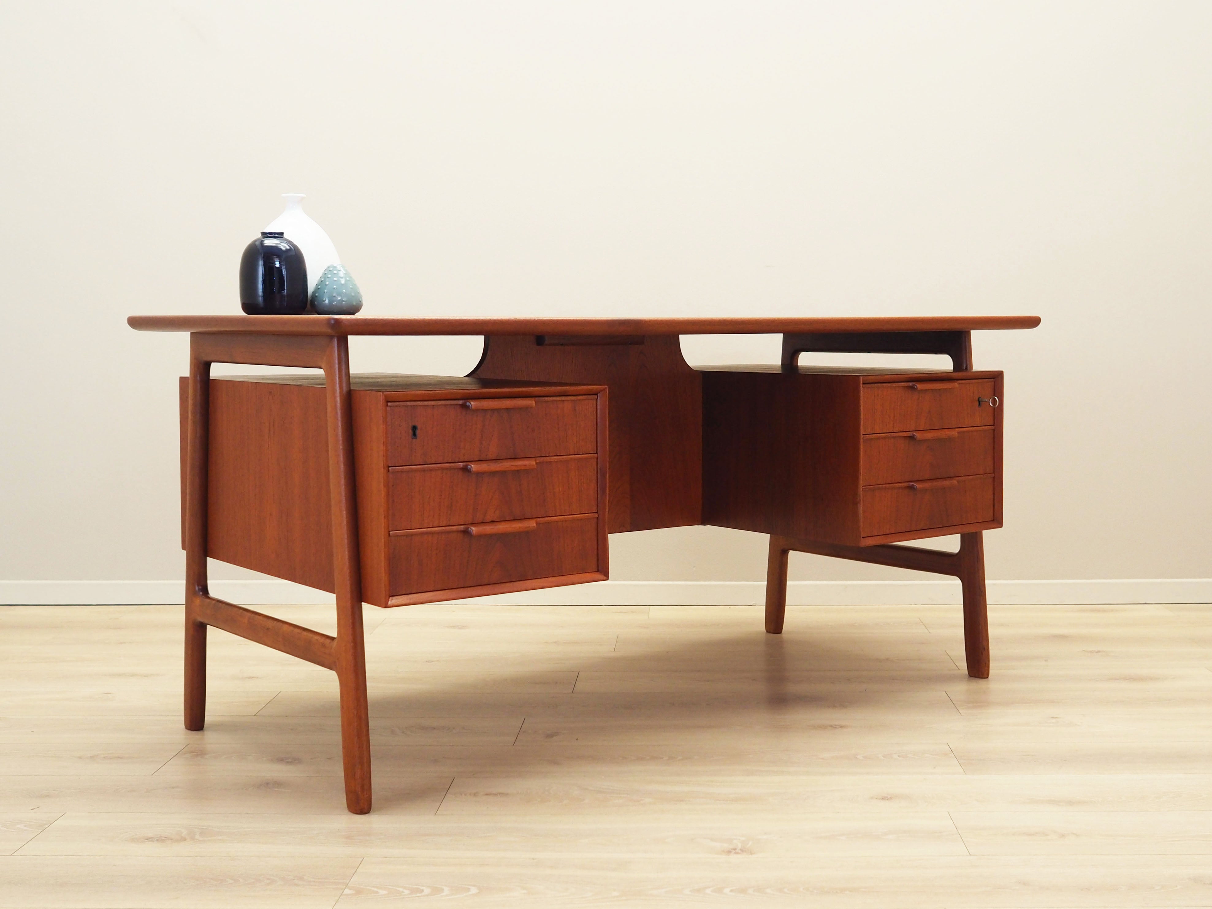 Teak_desk,_Danish_design,_1970s,_manufacture:_Omann_Jun