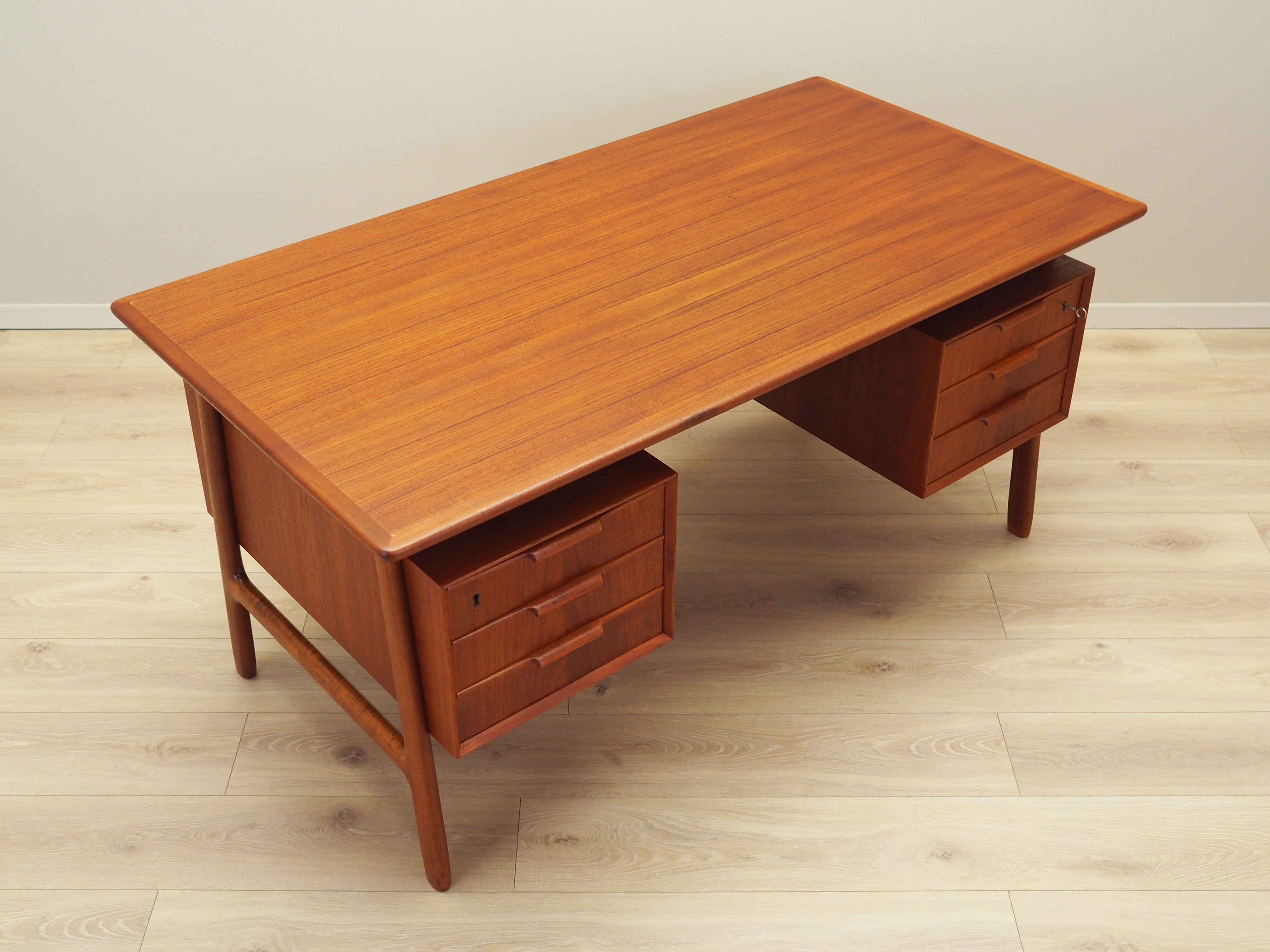 Teak_desk,_Danish_design,_1970s,_manufacture:_Omann_Jun