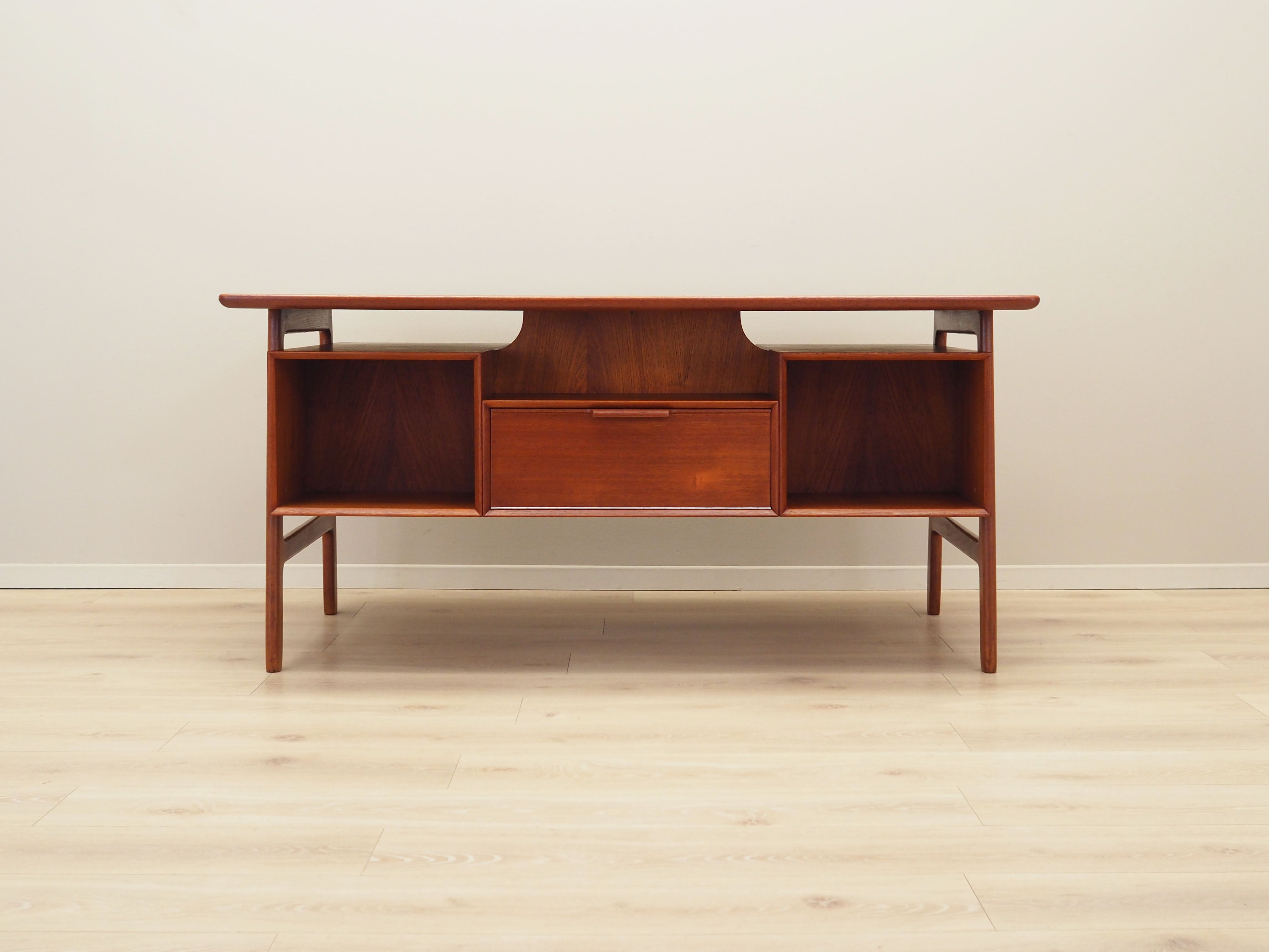Teak_desk,_Danish_design,_1970s,_manufacture:_Omann_Jun