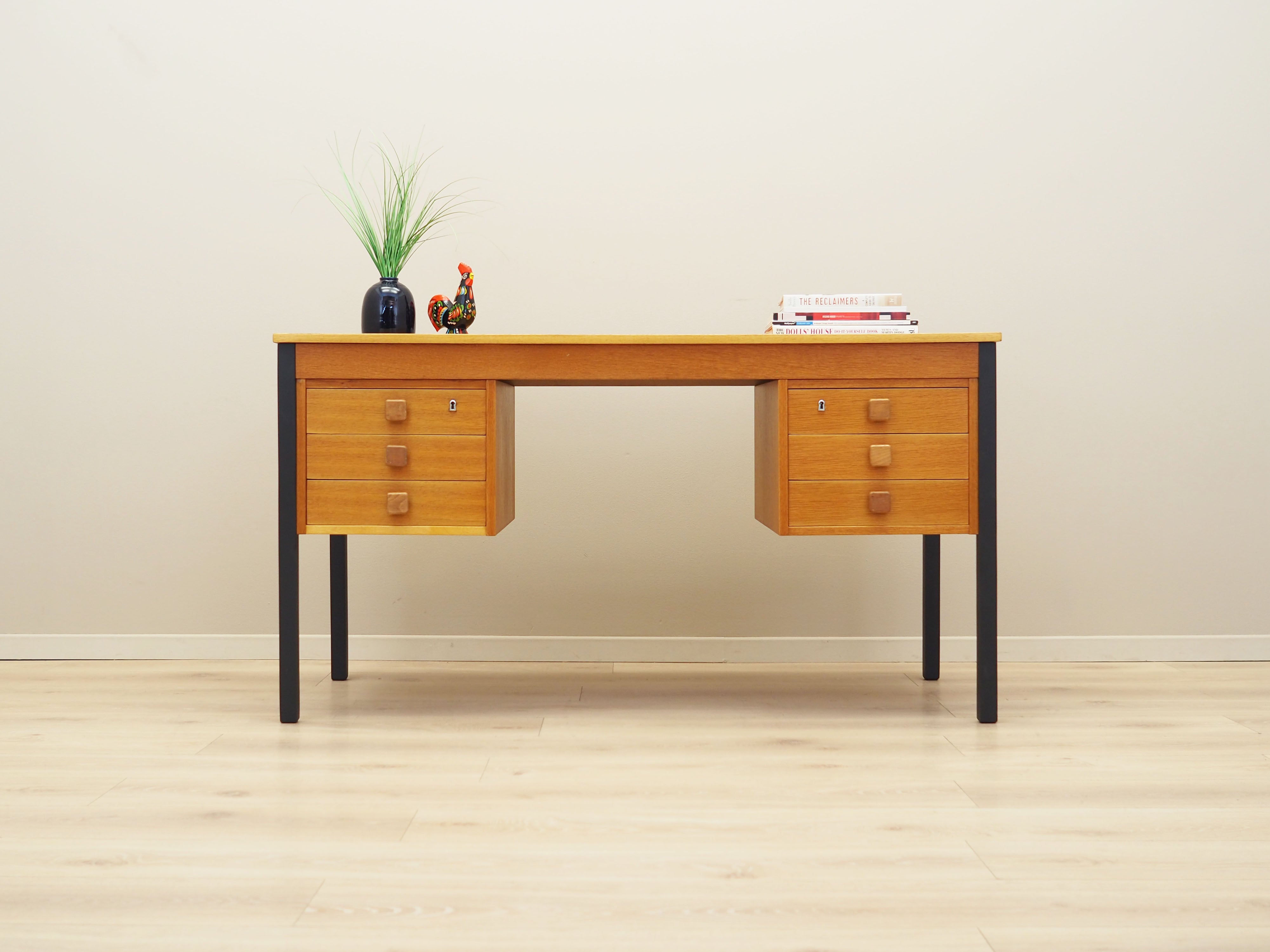 Ash_desk,_Danish_design,_1970s,_manufacturer:_Domino_Møbler