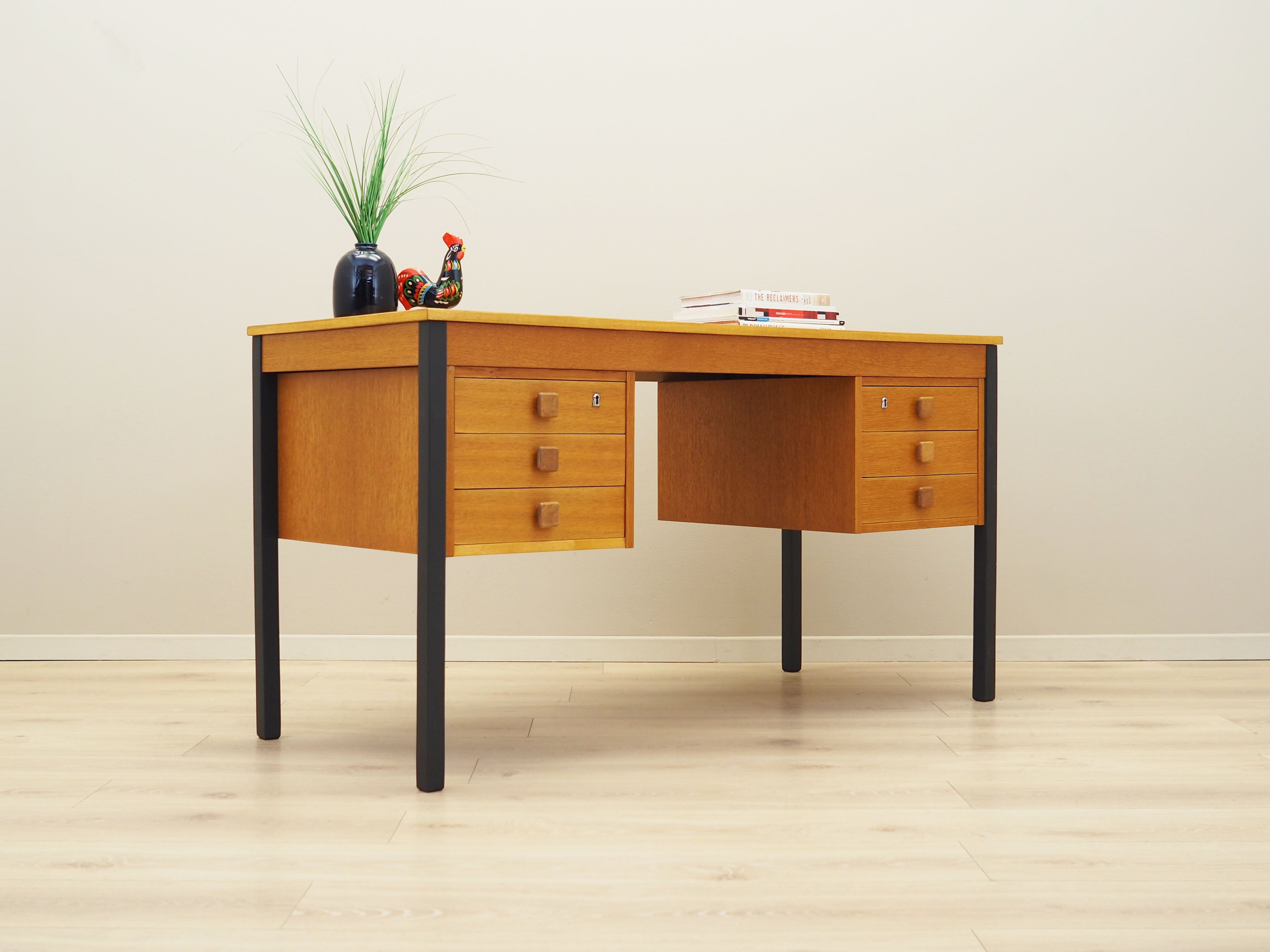 Ash_desk,_Danish_design,_1970s,_manufacturer:_Domino_Møbler