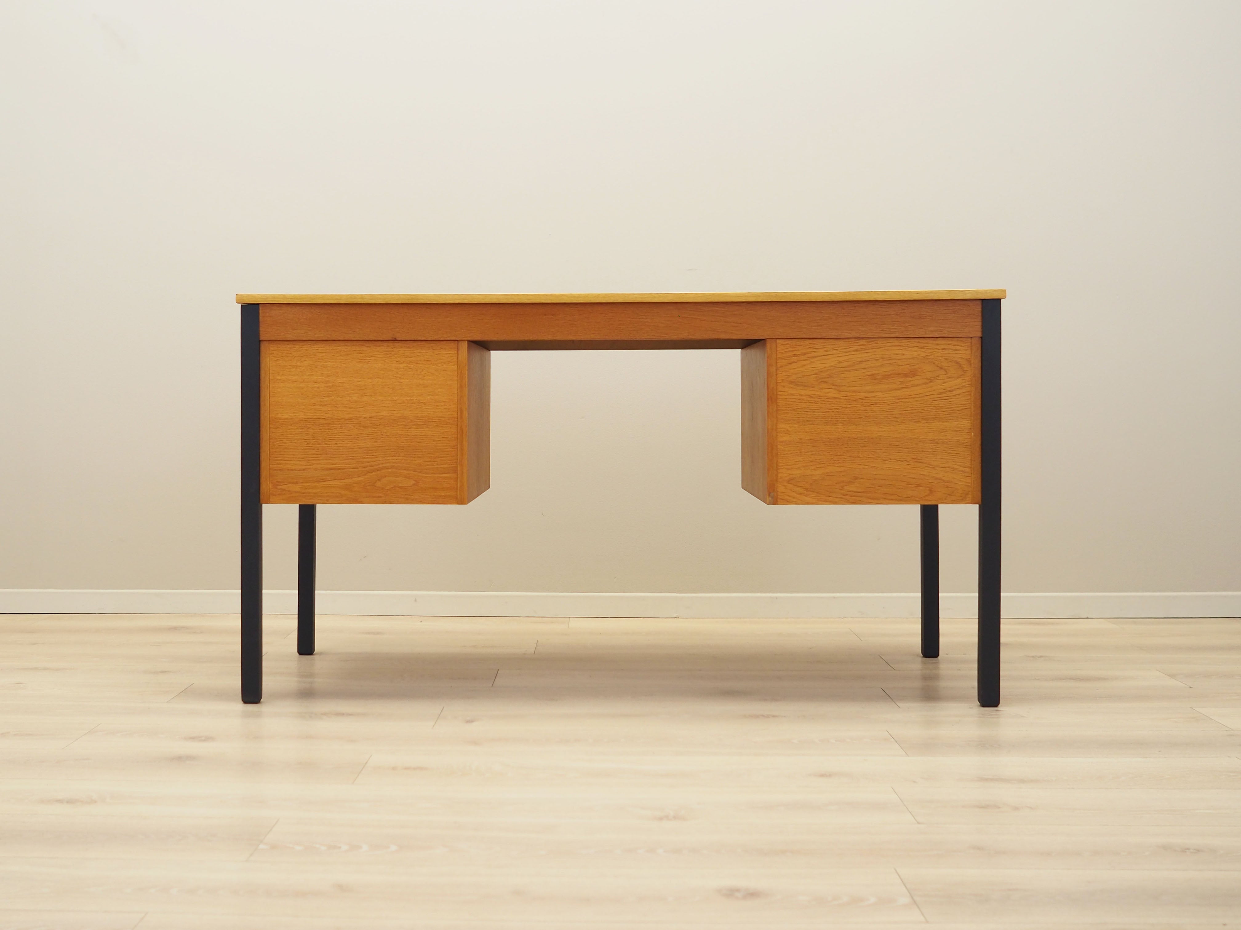 Ash_desk,_Danish_design,_1970s,_manufacturer:_Domino_Møbler