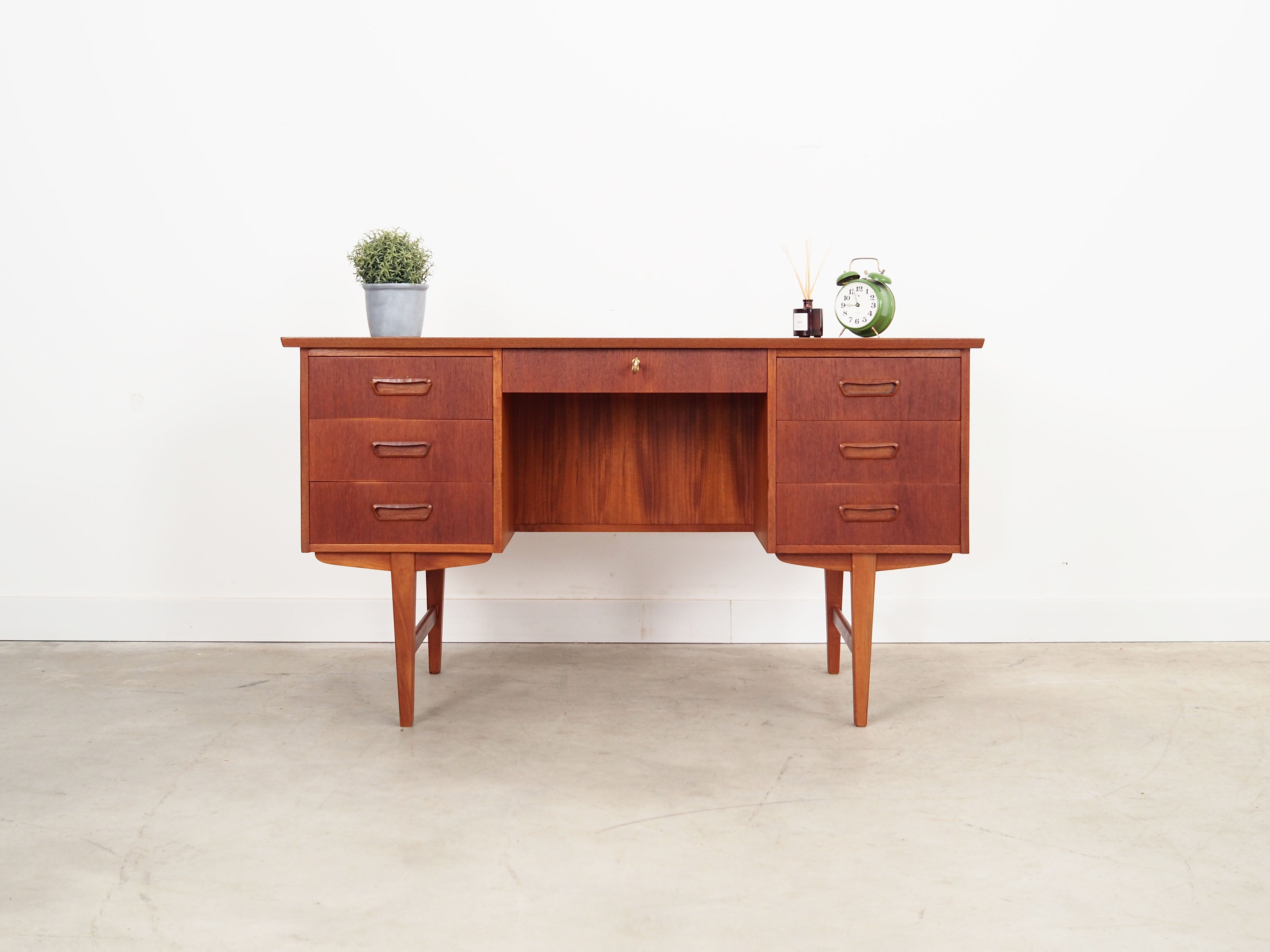 Teak_desk,_Danish_design,_1970s,_production:_Denmark