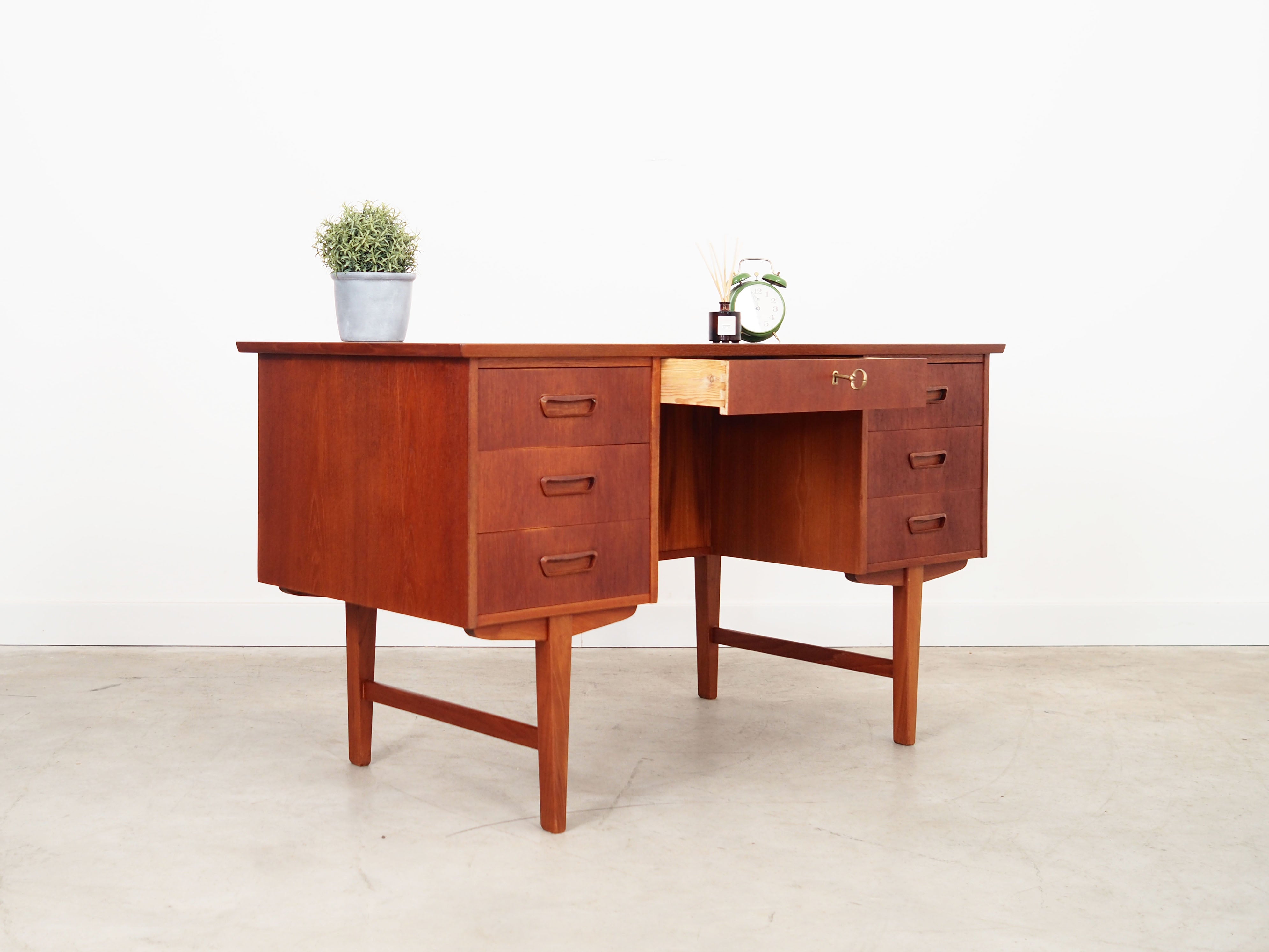 Teak_desk,_Danish_design,_1970s,_production:_Denmark