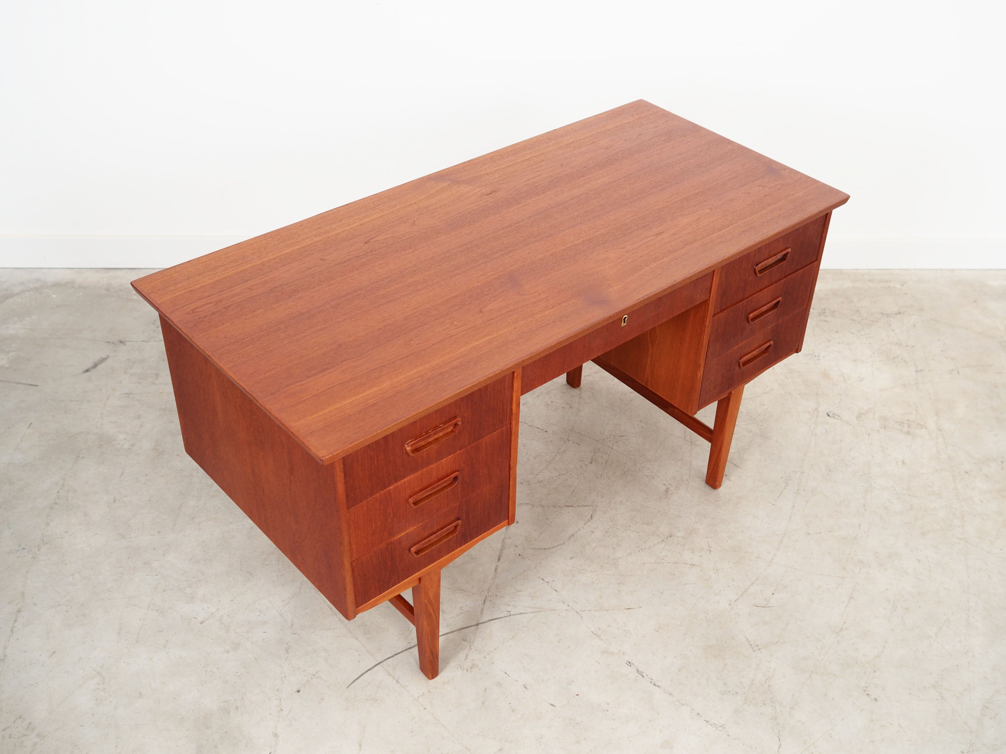 Teak_desk,_Danish_design,_1970s,_production:_Denmark