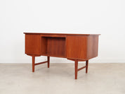 Teak_desk,_Danish_design,_1970s,_production:_Denmark