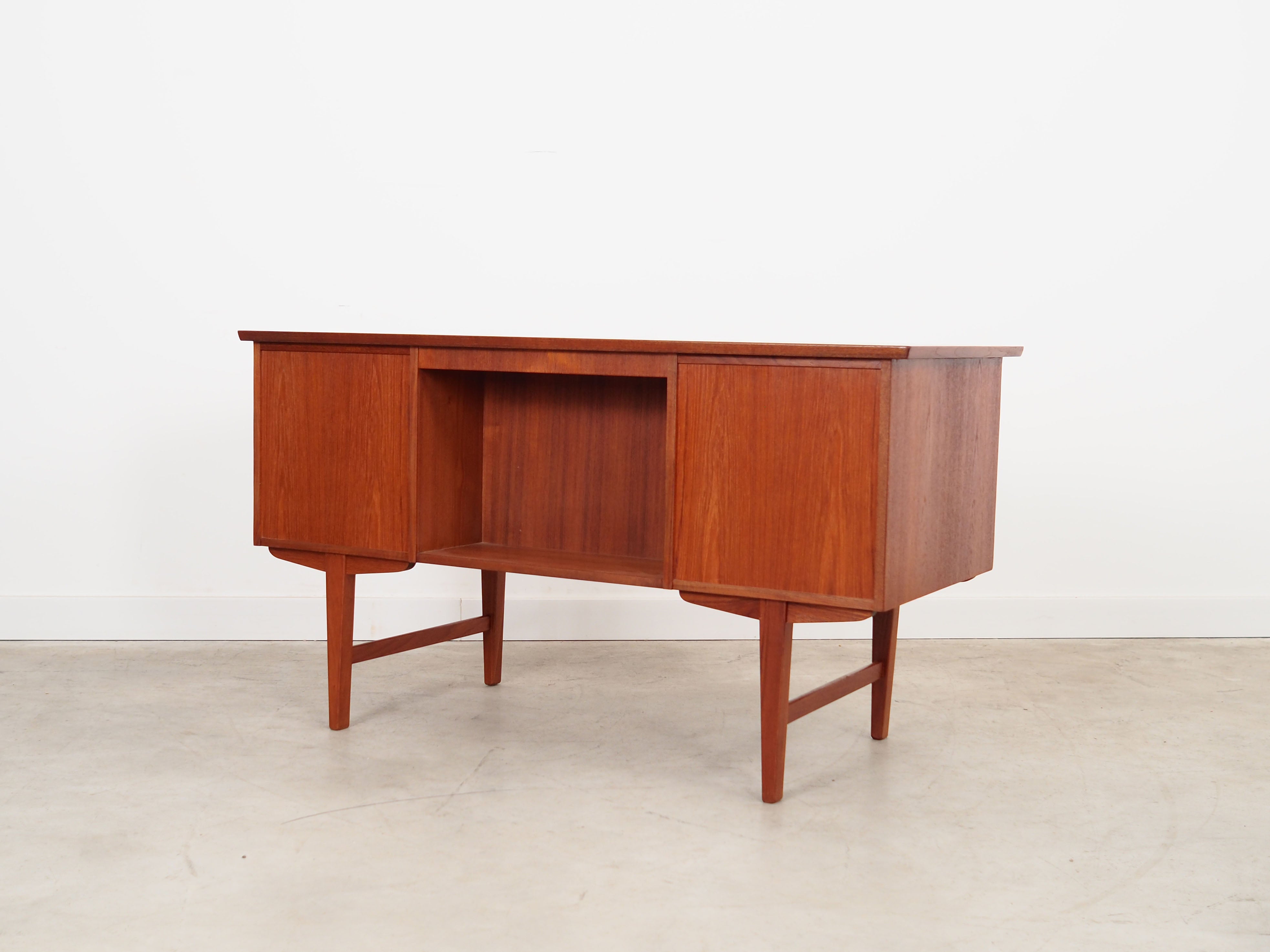 Teak_desk,_Danish_design,_1970s,_production:_Denmark