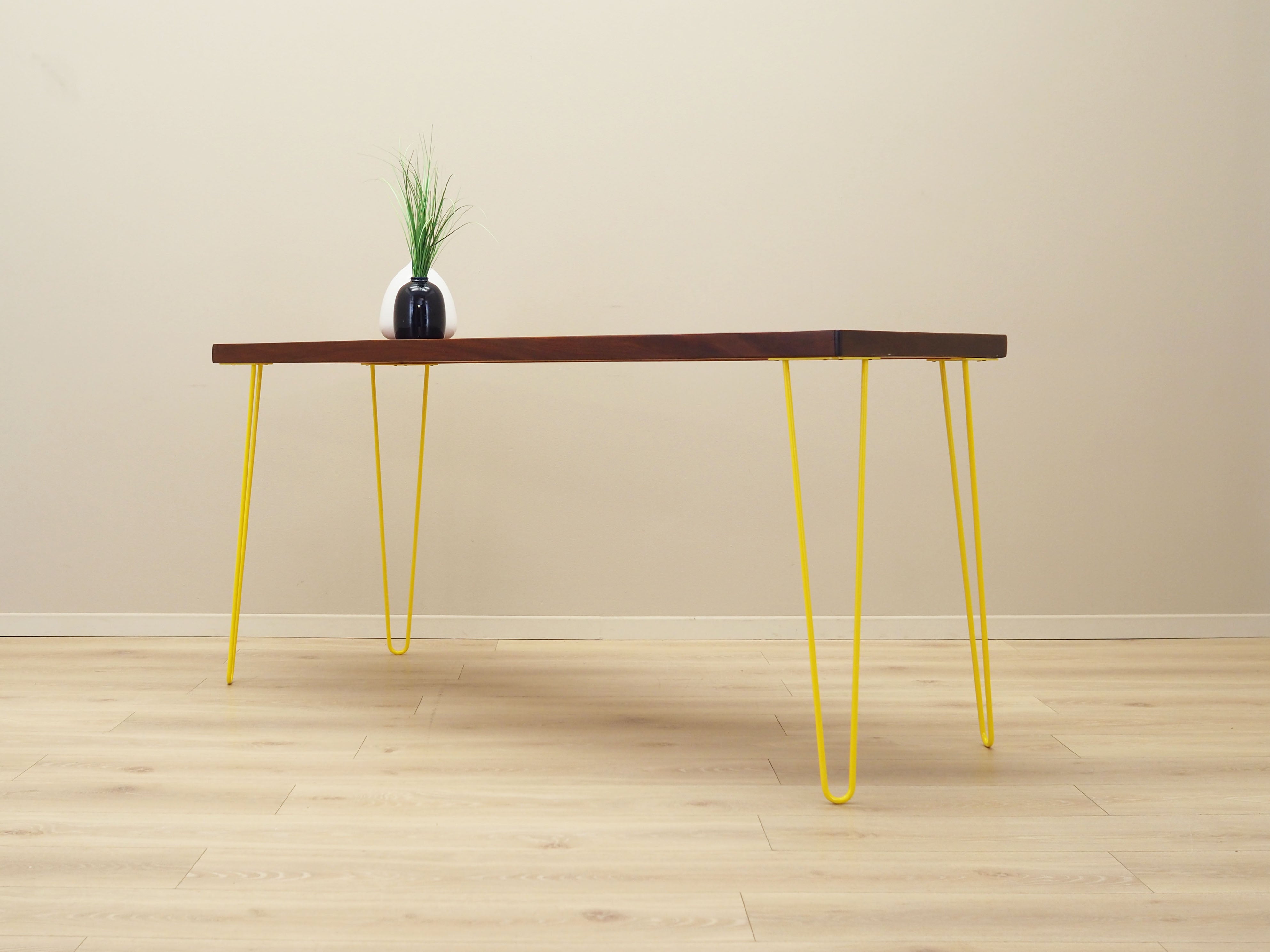 Teak_desk,_Danish_design,_1970s,_production:_Denmark