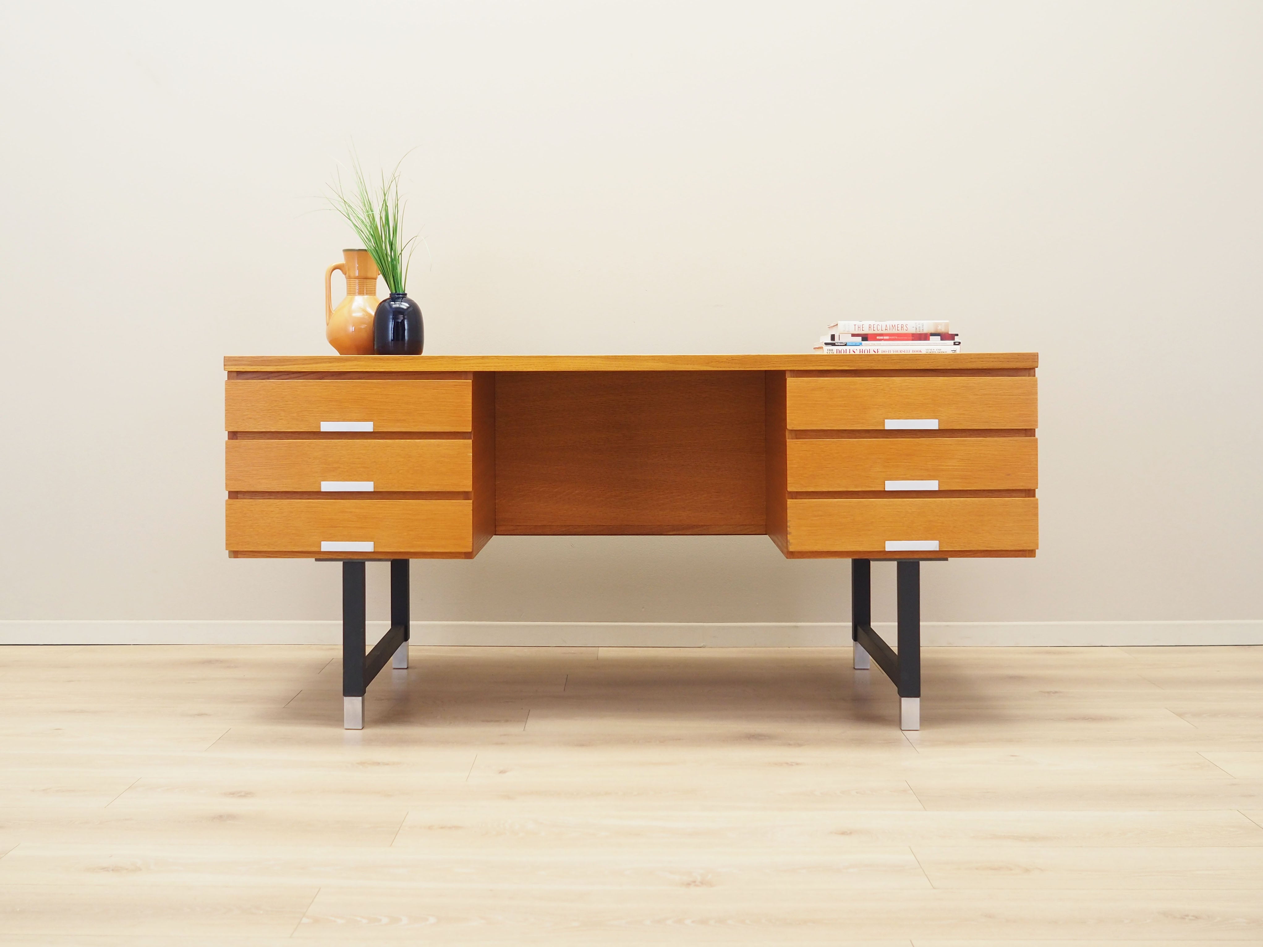 Ash_desk,_Danish_design,_1970s,_manufacturer:_Eigil_Petersens_Møbelfabrik
