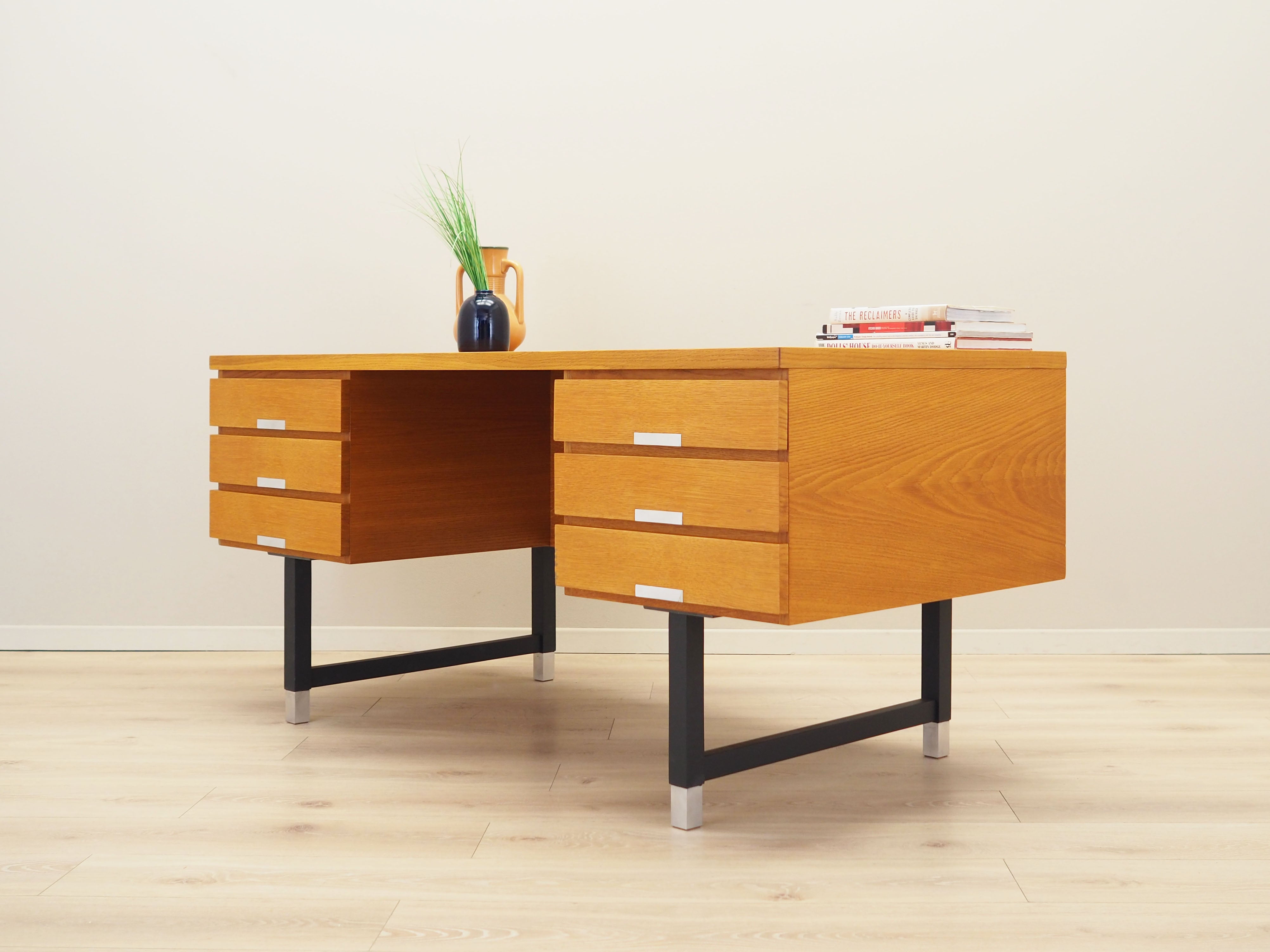 Ash_desk,_Danish_design,_1970s,_manufacturer:_Eigil_Petersens_Møbelfabrik