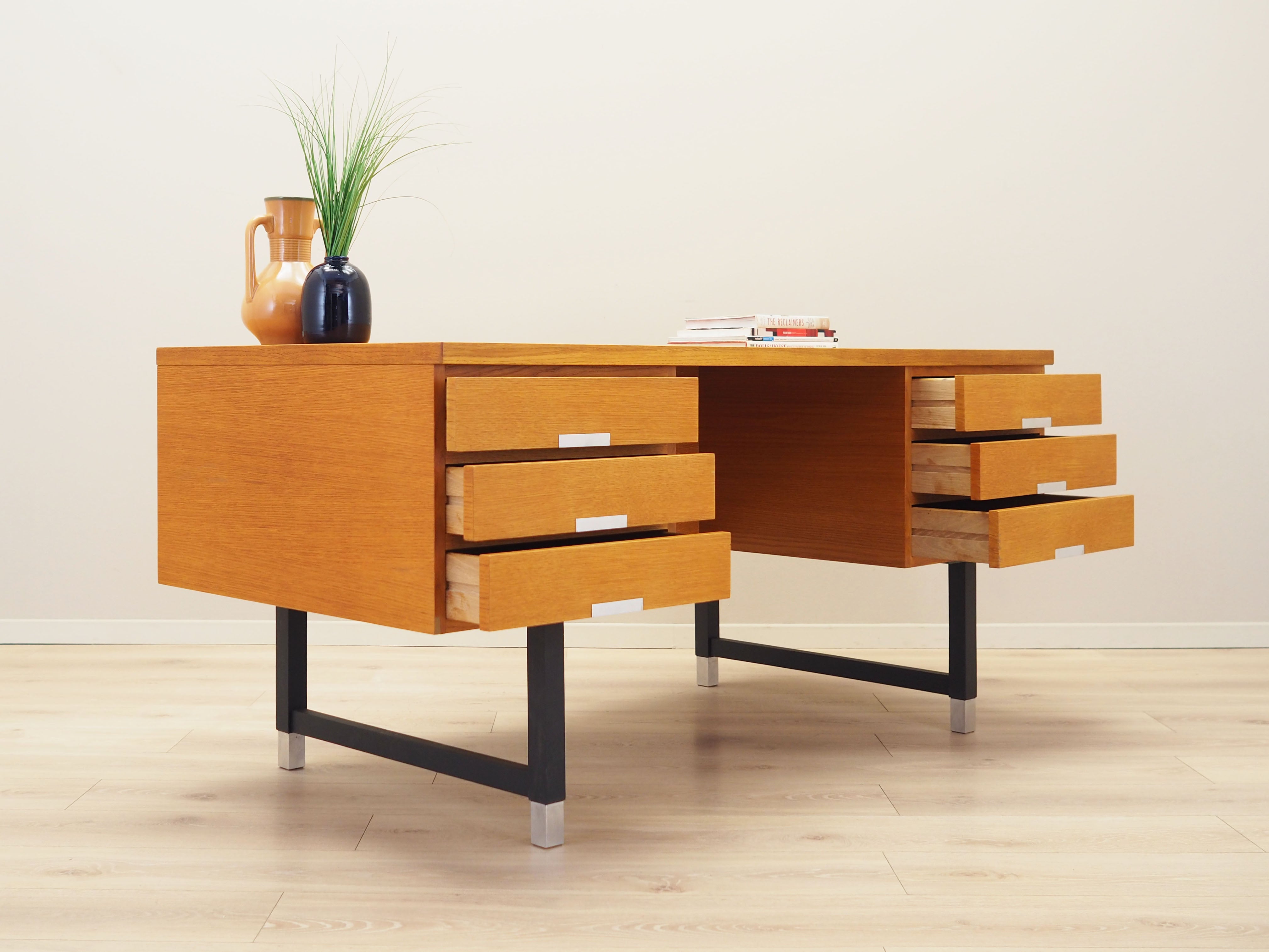 Ash_desk,_Danish_design,_1970s,_manufacturer:_Eigil_Petersens_Møbelfabrik