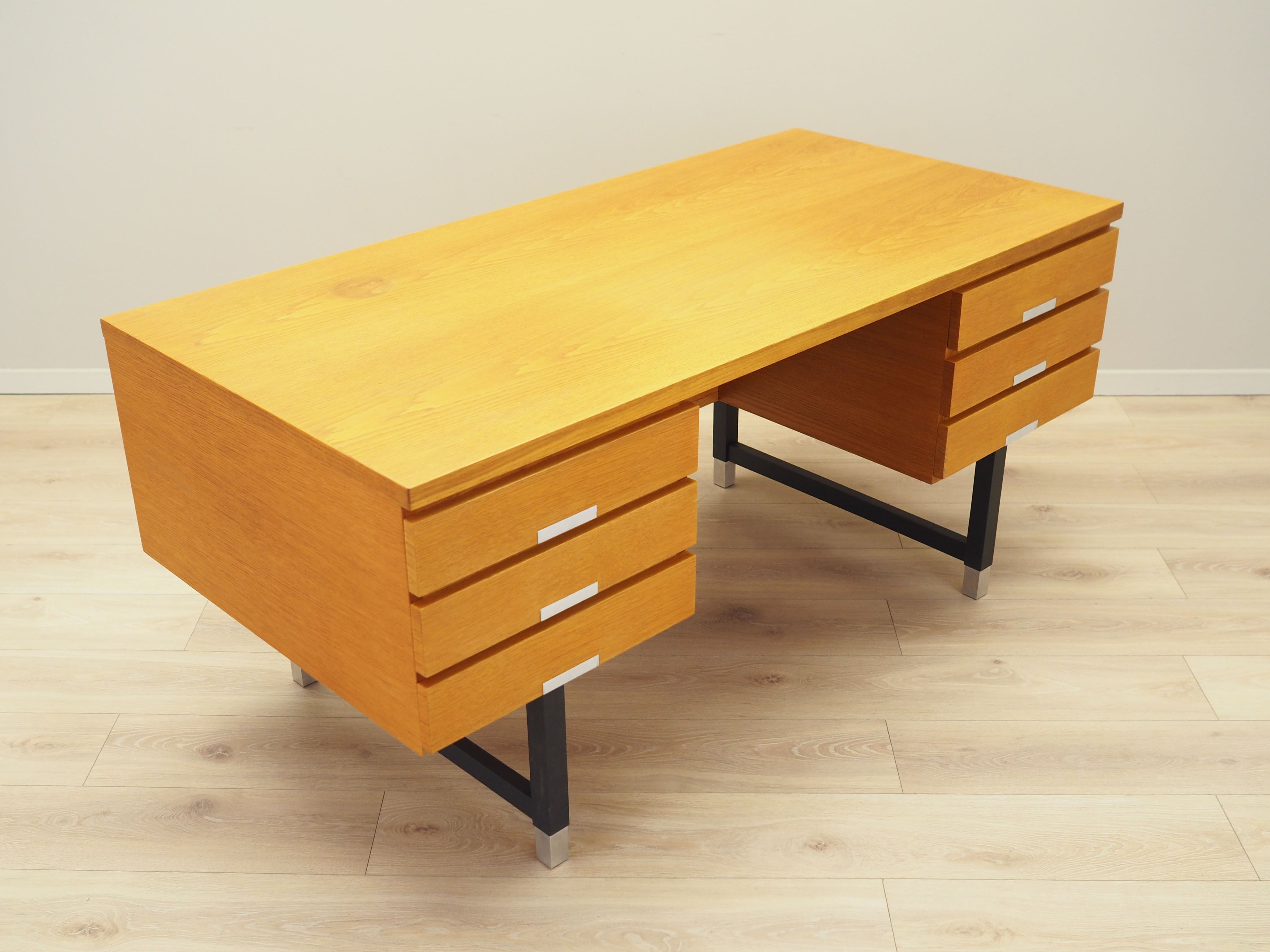 Ash_desk,_Danish_design,_1970s,_manufacturer:_Eigil_Petersens_Møbelfabrik