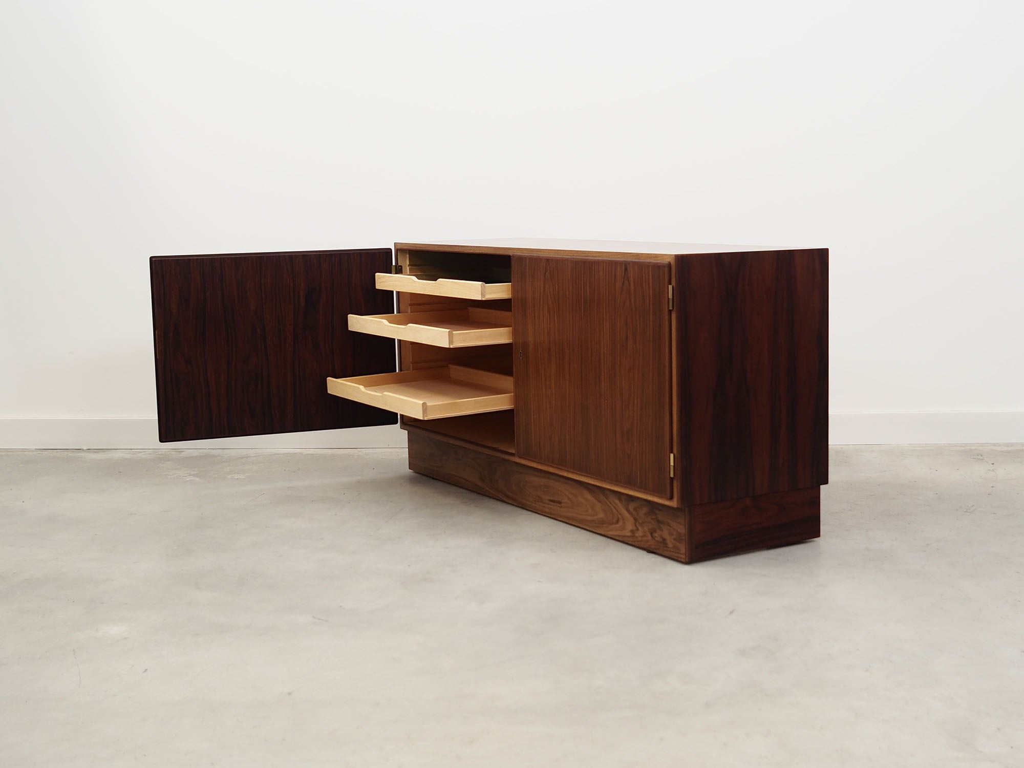 1960s_Danish_Rosewood_Cabinet_by_Carlo_Jensen_for_Hundevad,_Adjustable_Shelves