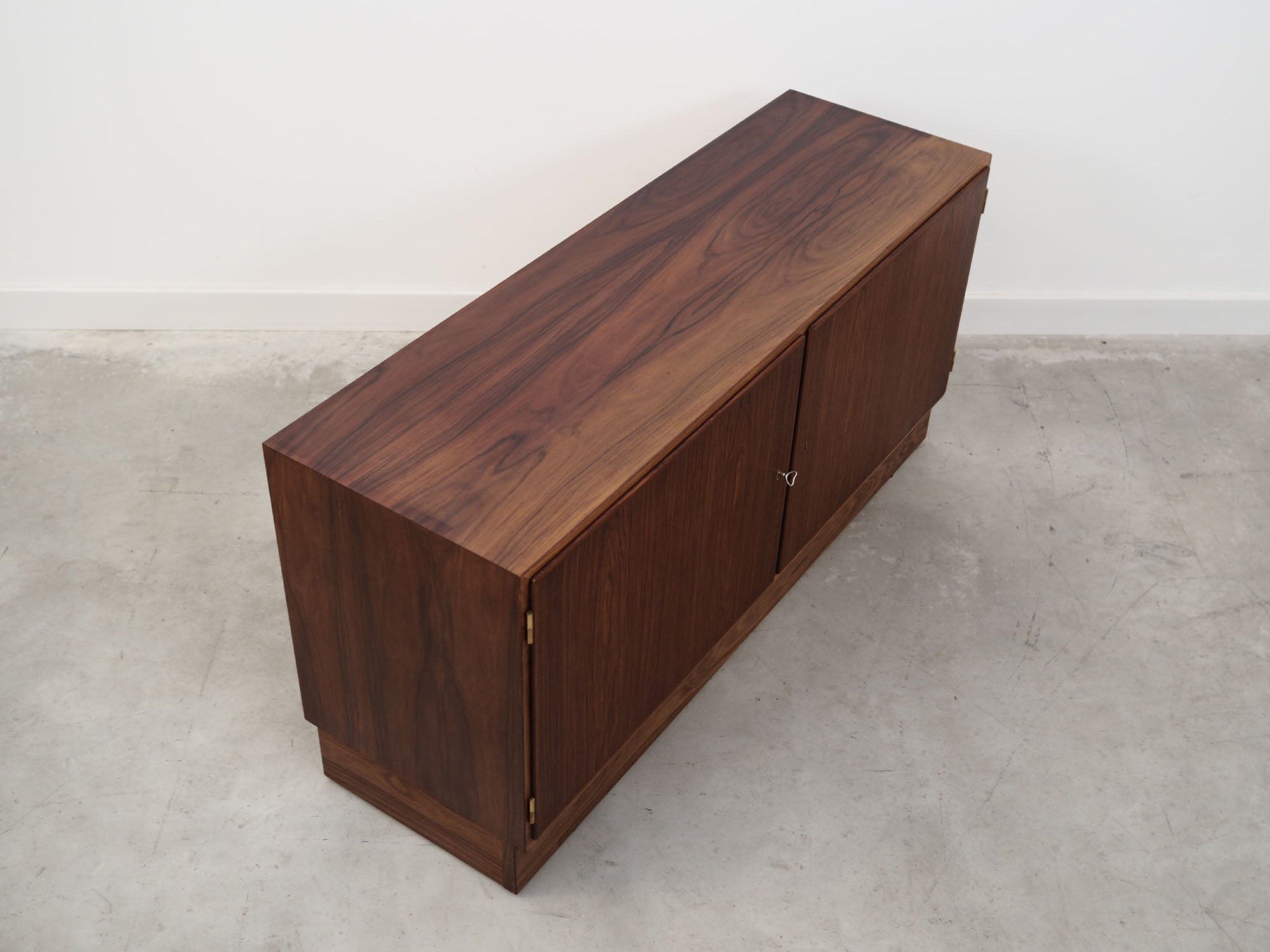 1960s_Danish_Rosewood_Cabinet_by_Carlo_Jensen_for_Hundevad,_Adjustable_Shelves