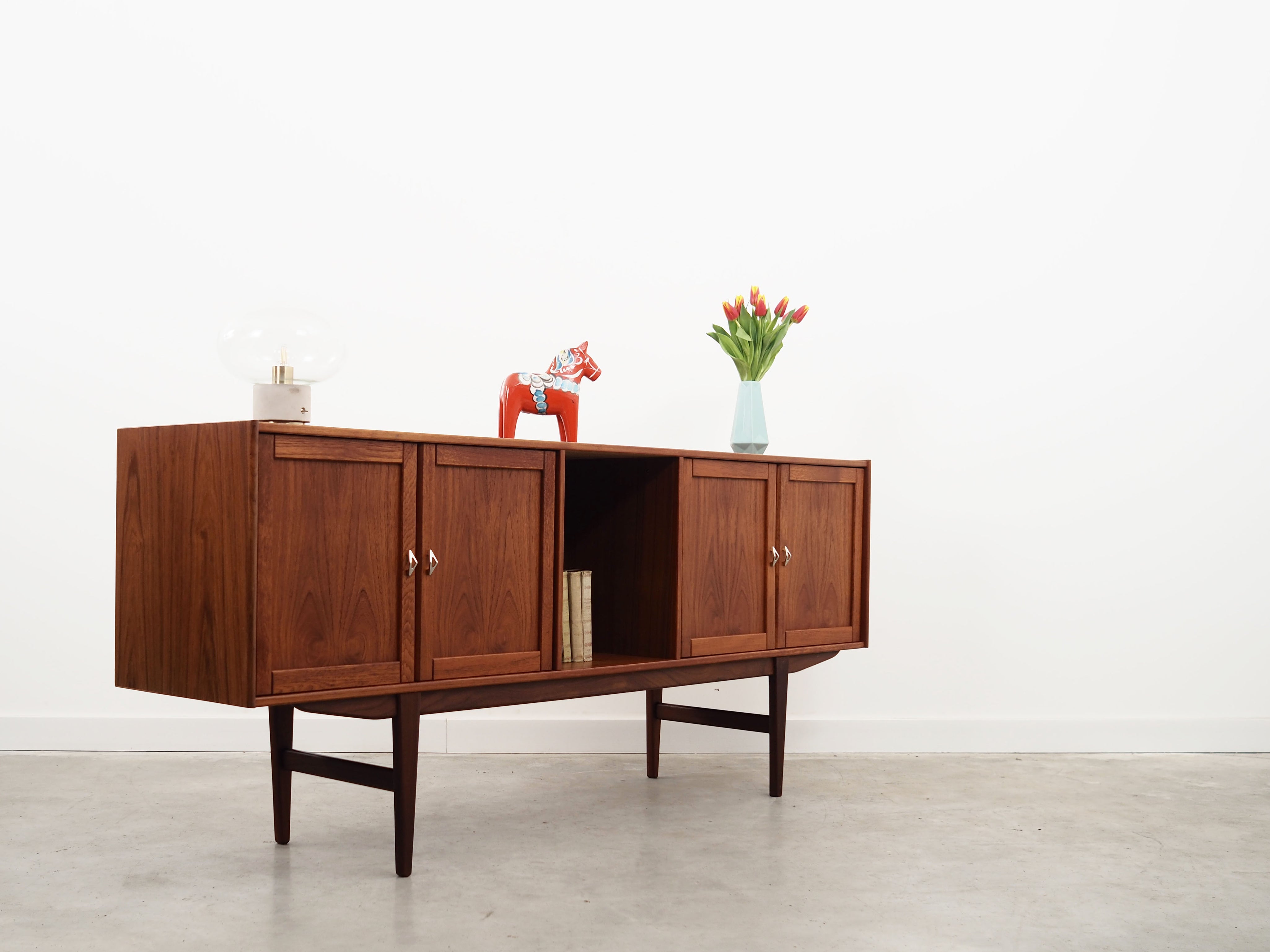 Teak_sideboard,_Danish_design,_1970s,_production:_Denmark