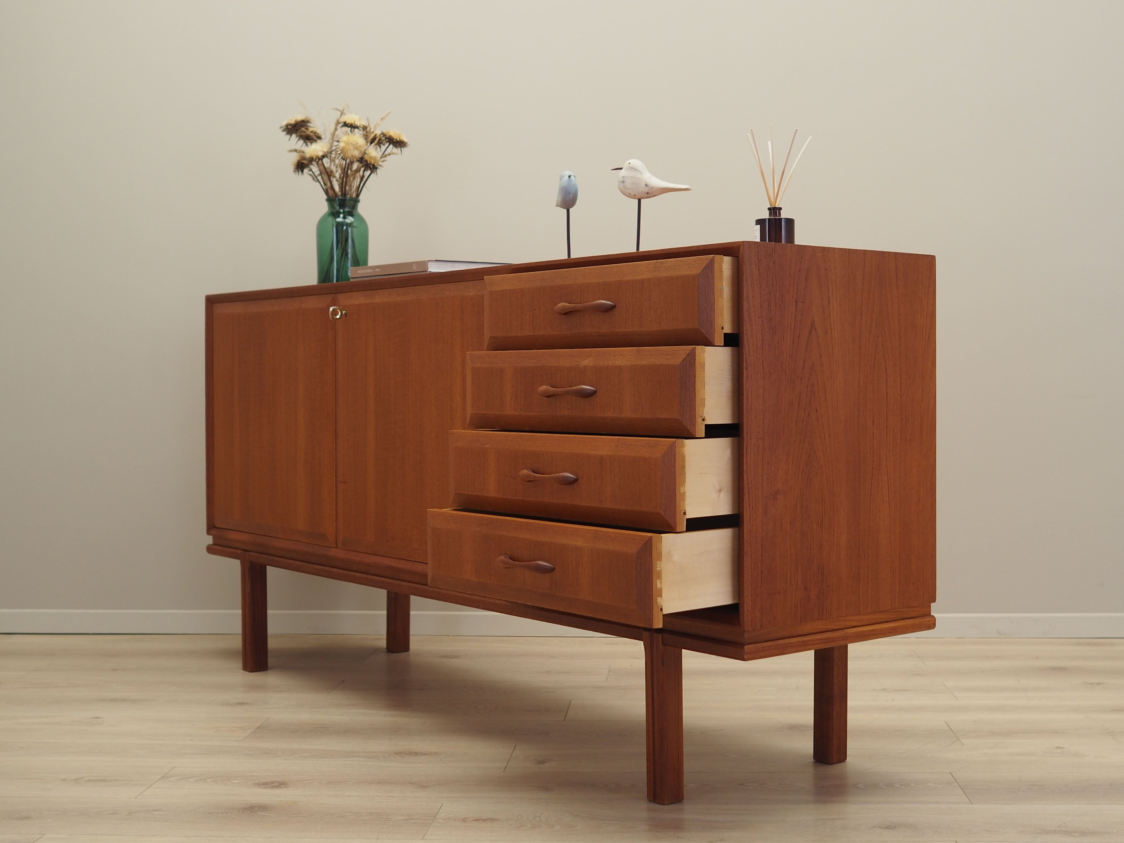 Teak_sideboard,_Swedish_design,_1960s,_manufacture:_Örnen_Möbelfabrik