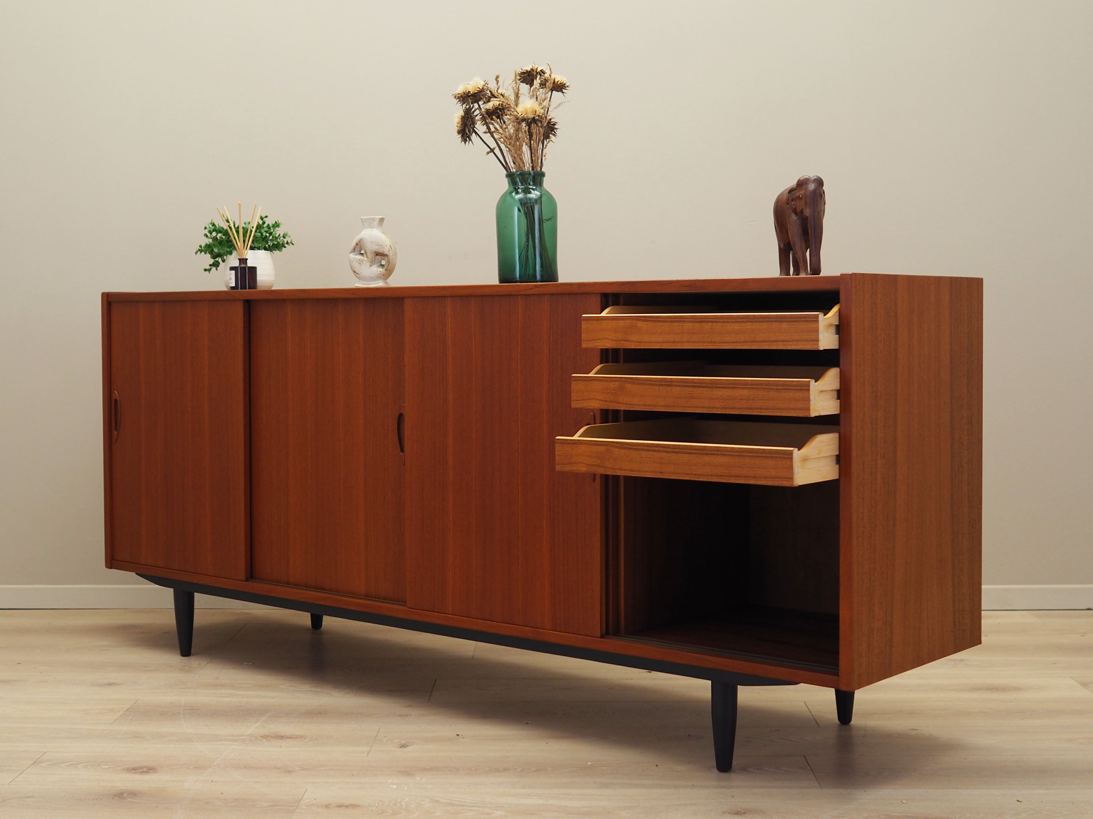 Teak_sideboard,_Danish_design,_1970s,_production:_Denmark