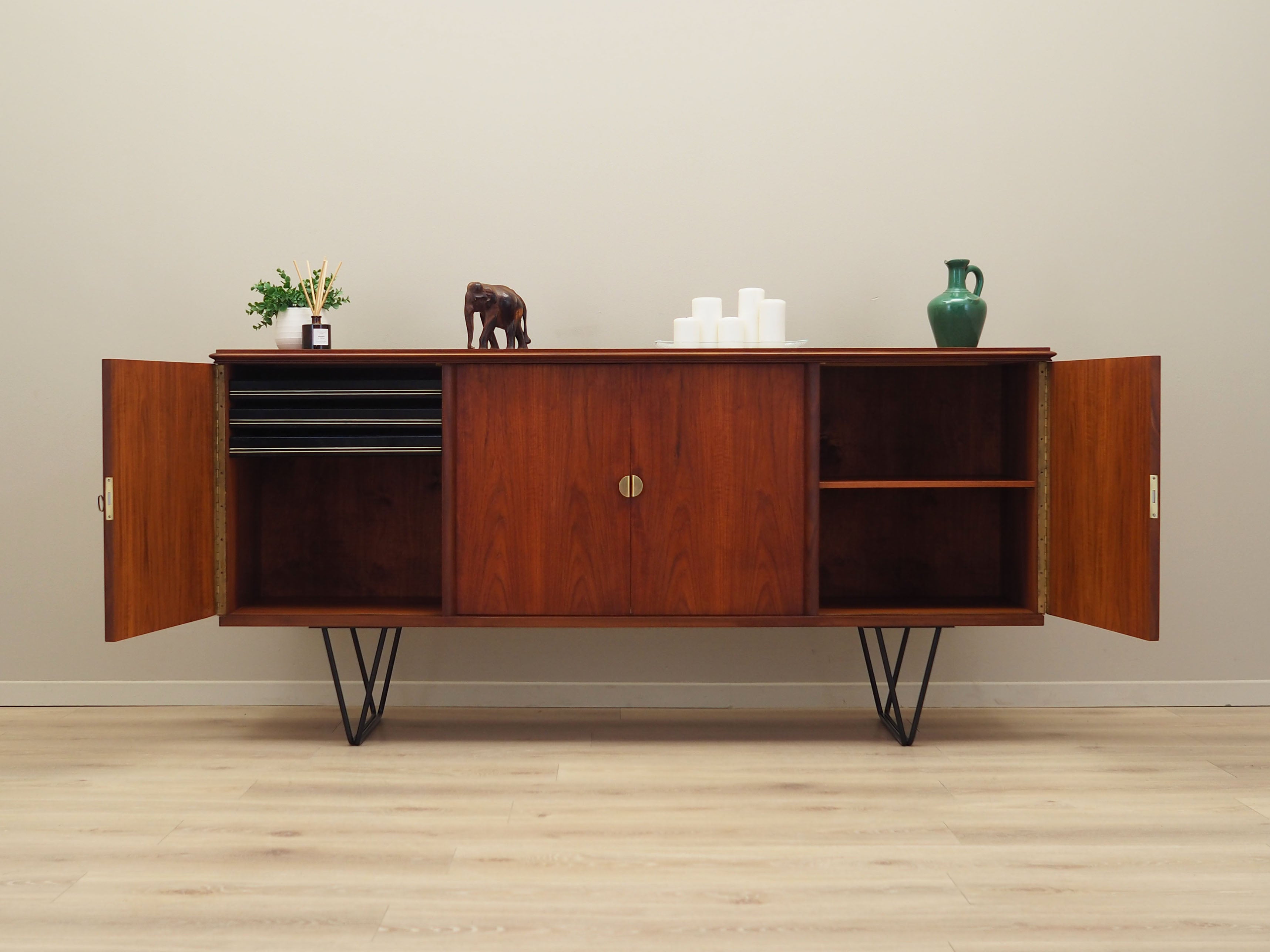 Teak_sideboard,_Danish_design,_1970s,_production:_Denmark