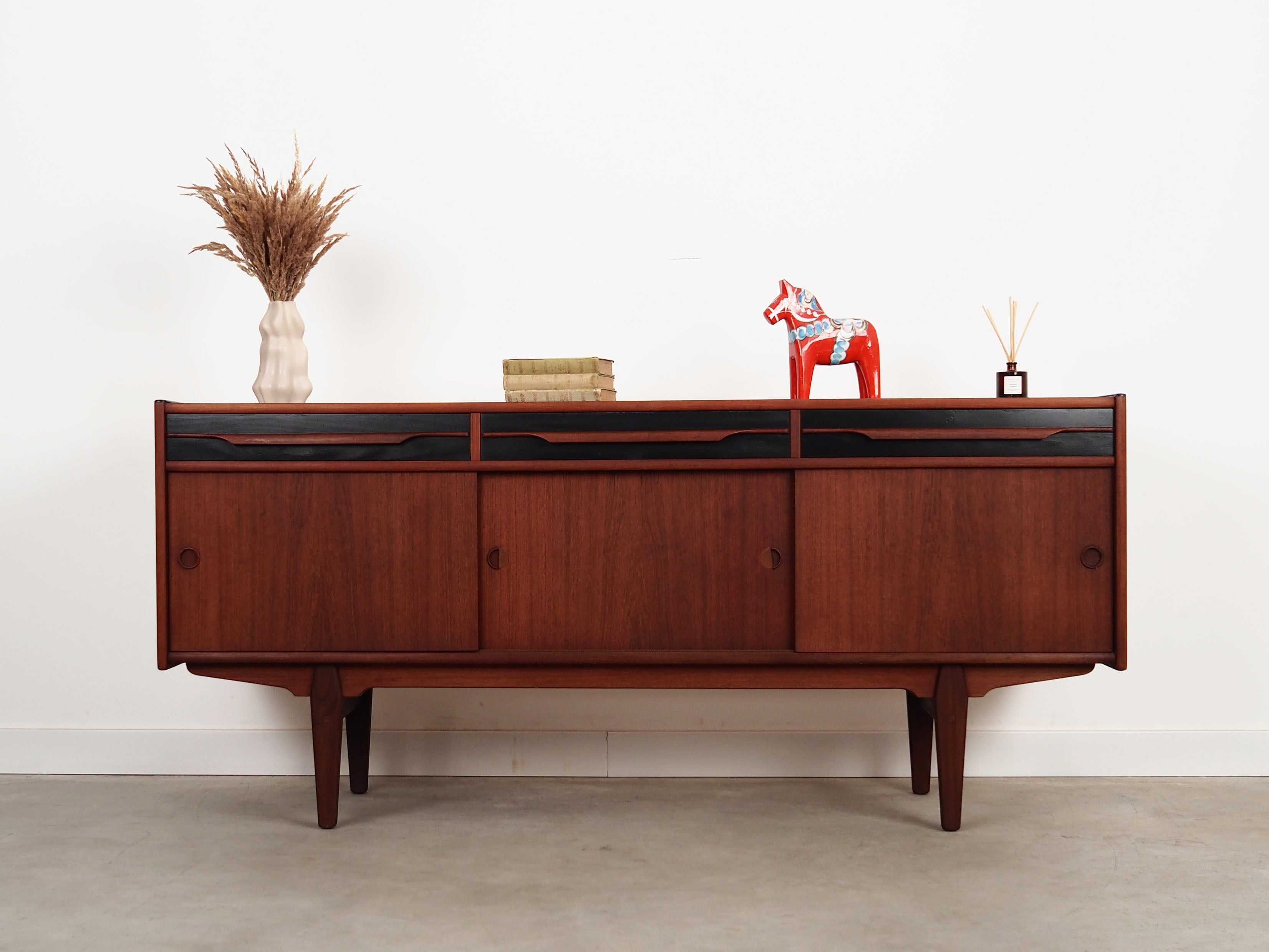 Teak_sideboard,_Danish_design,_1970s,_production:_Denmark