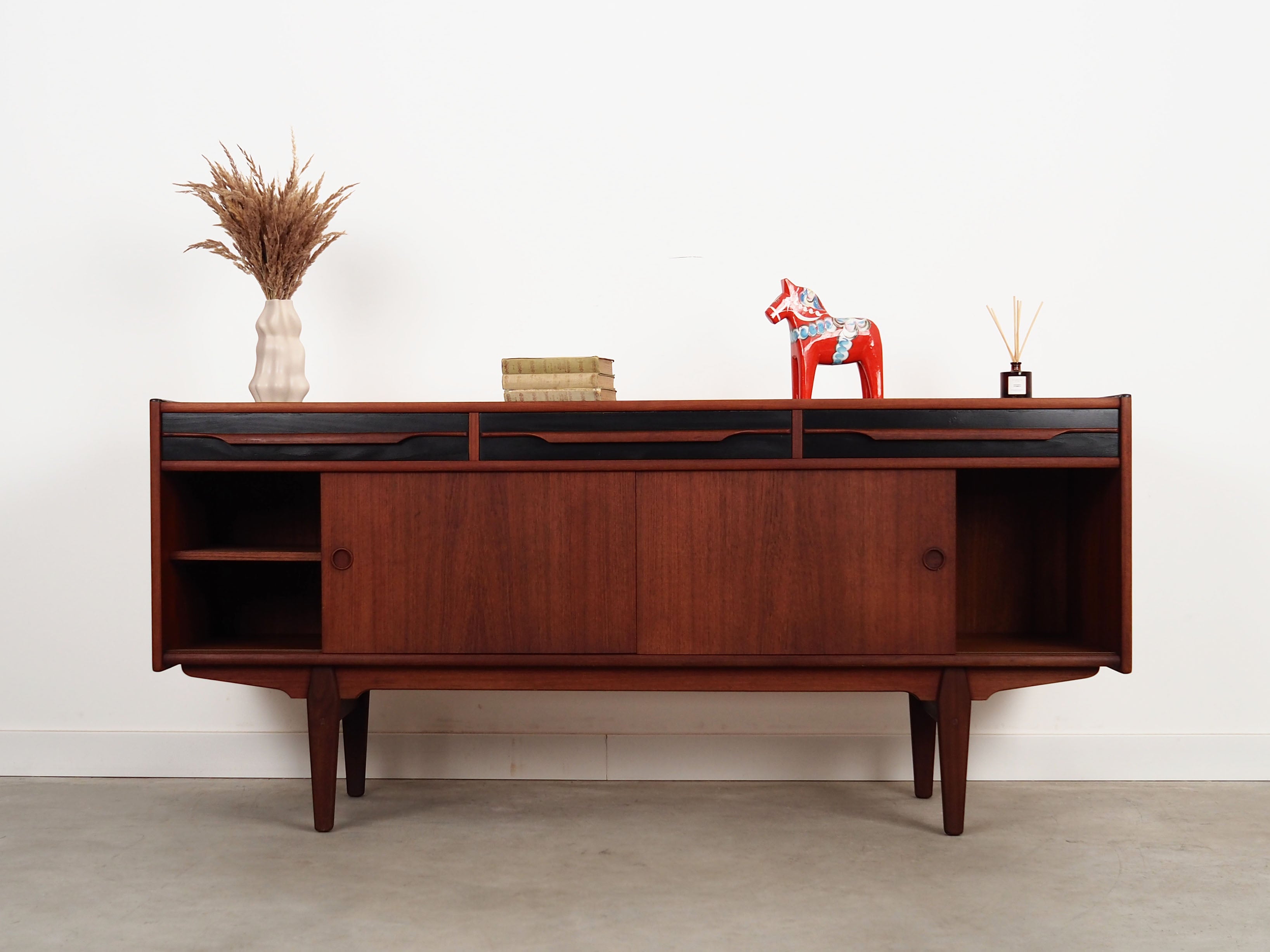 Teak_sideboard,_Danish_design,_1970s,_production:_Denmark