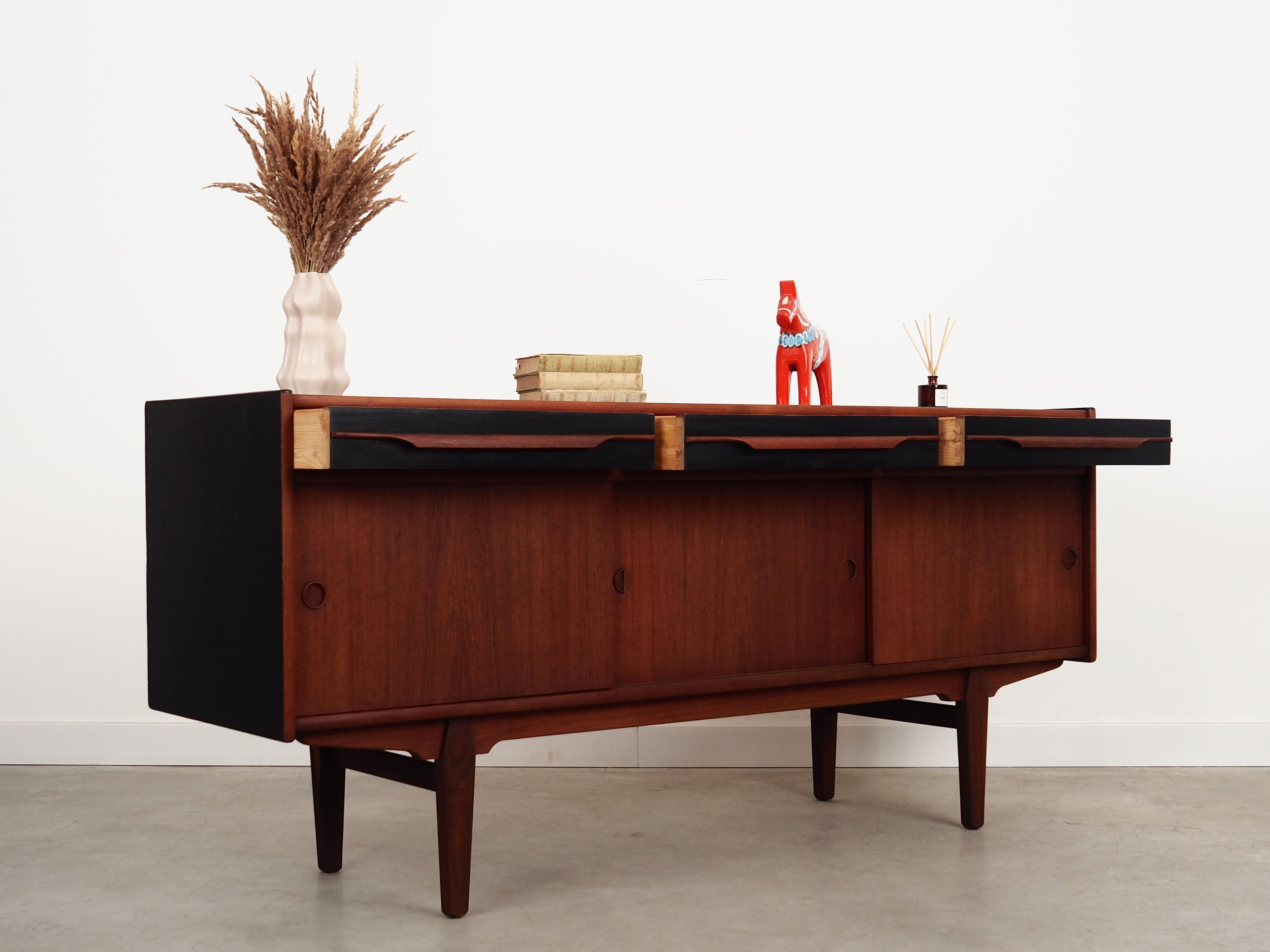 Teak_sideboard,_Danish_design,_1970s,_production:_Denmark