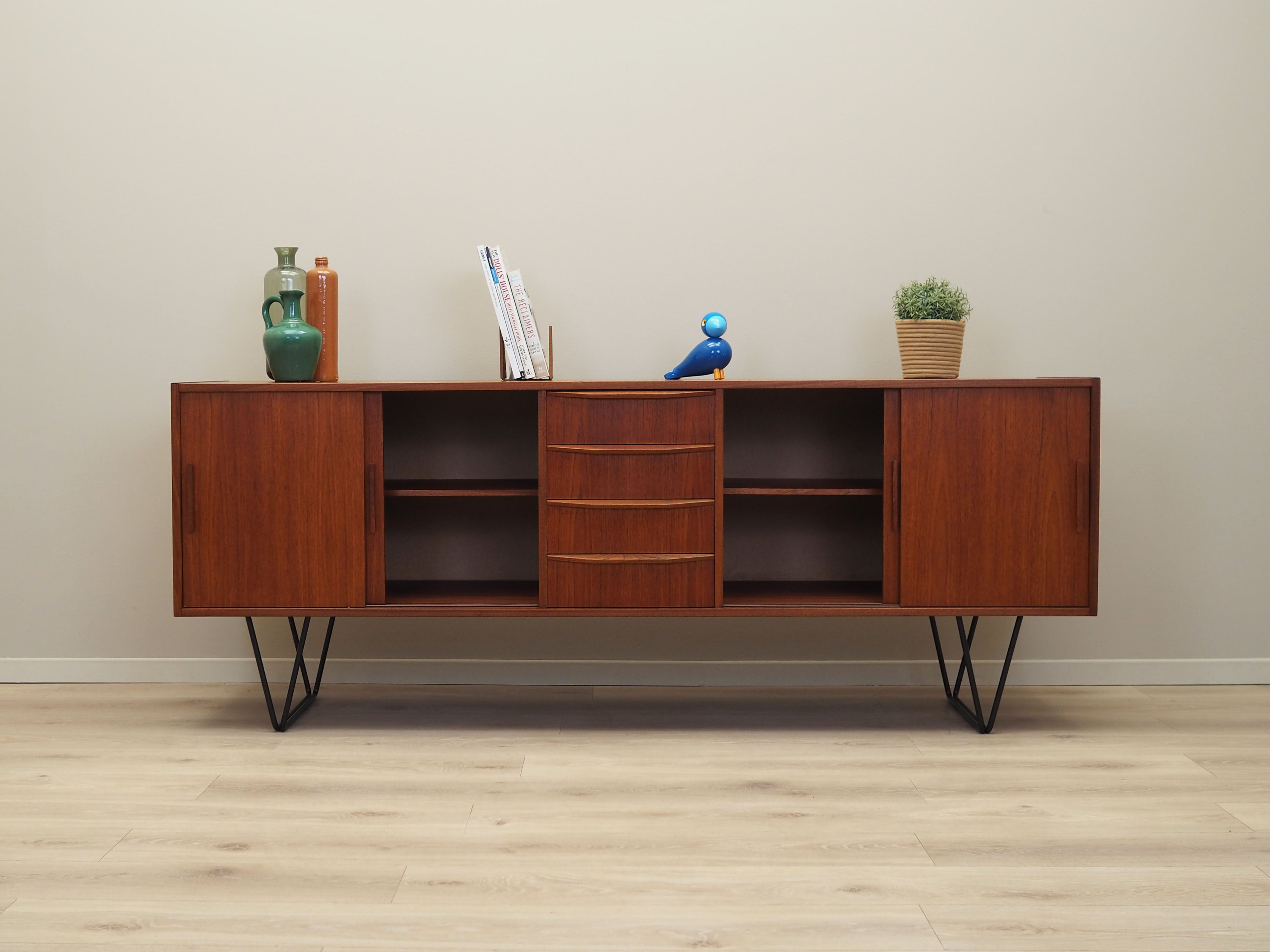 Teak_sideboard,_Danish_design,_1970s,_production:_Denmark