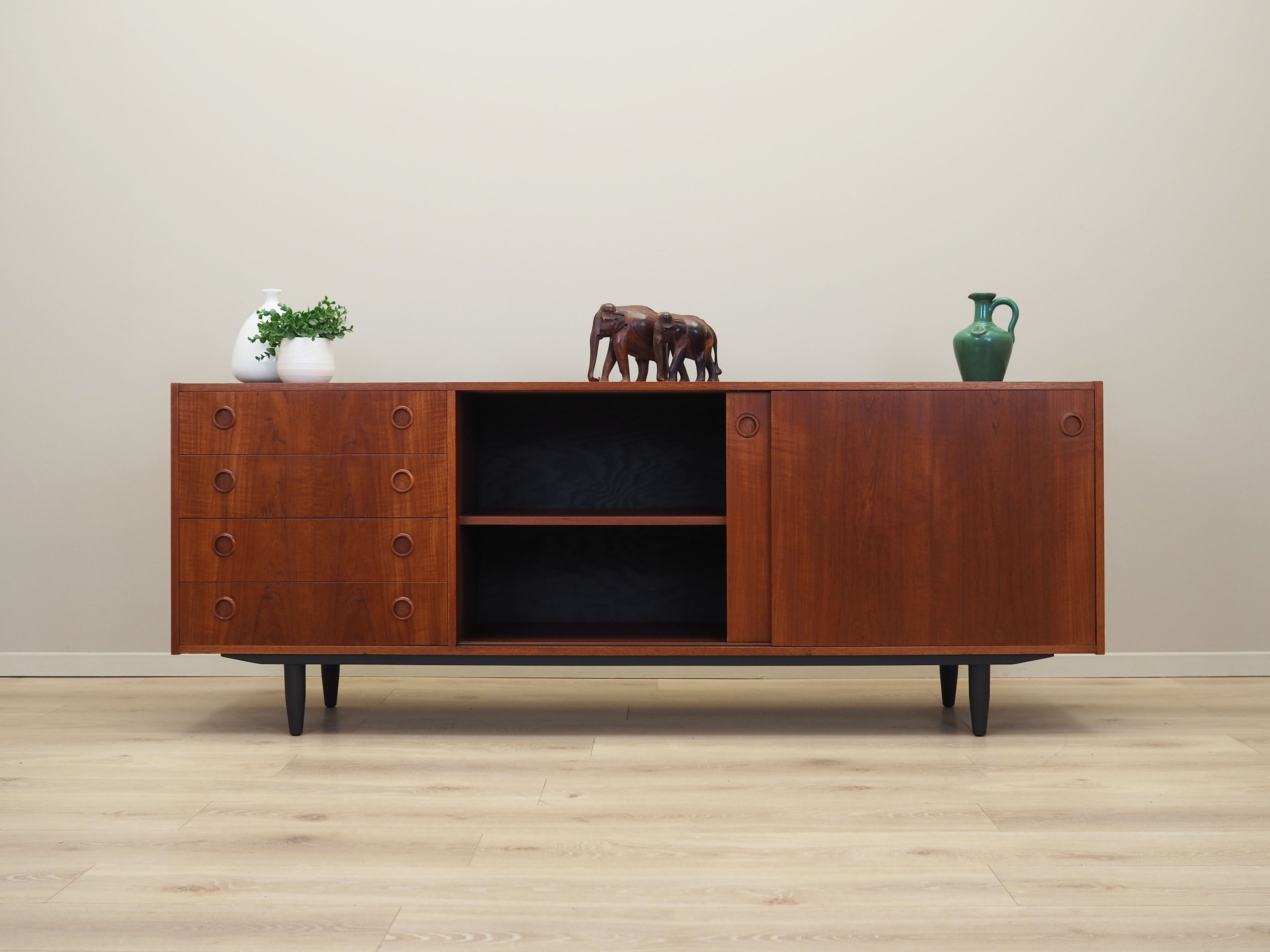 Teak_sideboard,_Danish_design,_1970s,_production:_Denmark