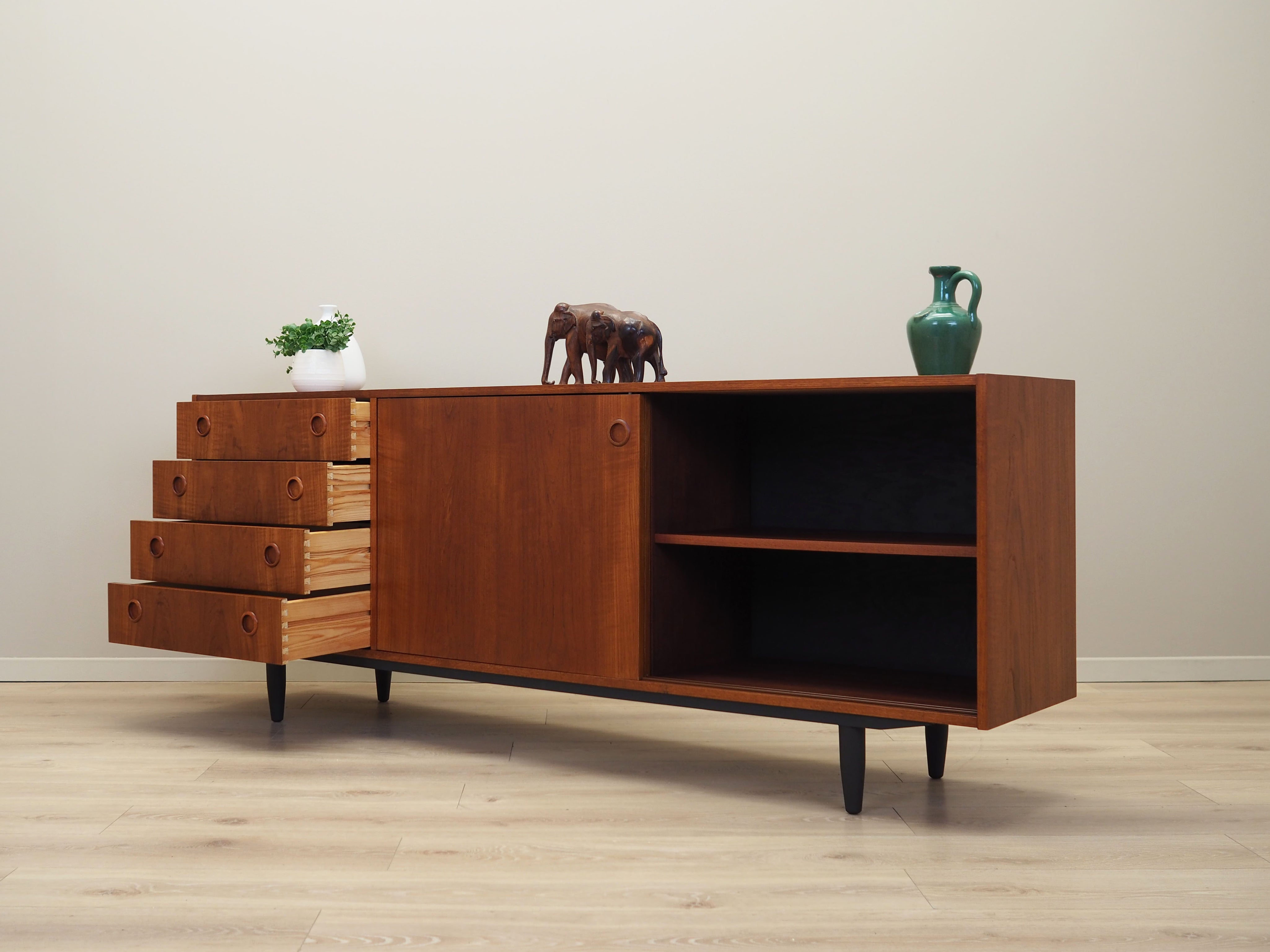 Teak_sideboard,_Danish_design,_1970s,_production:_Denmark