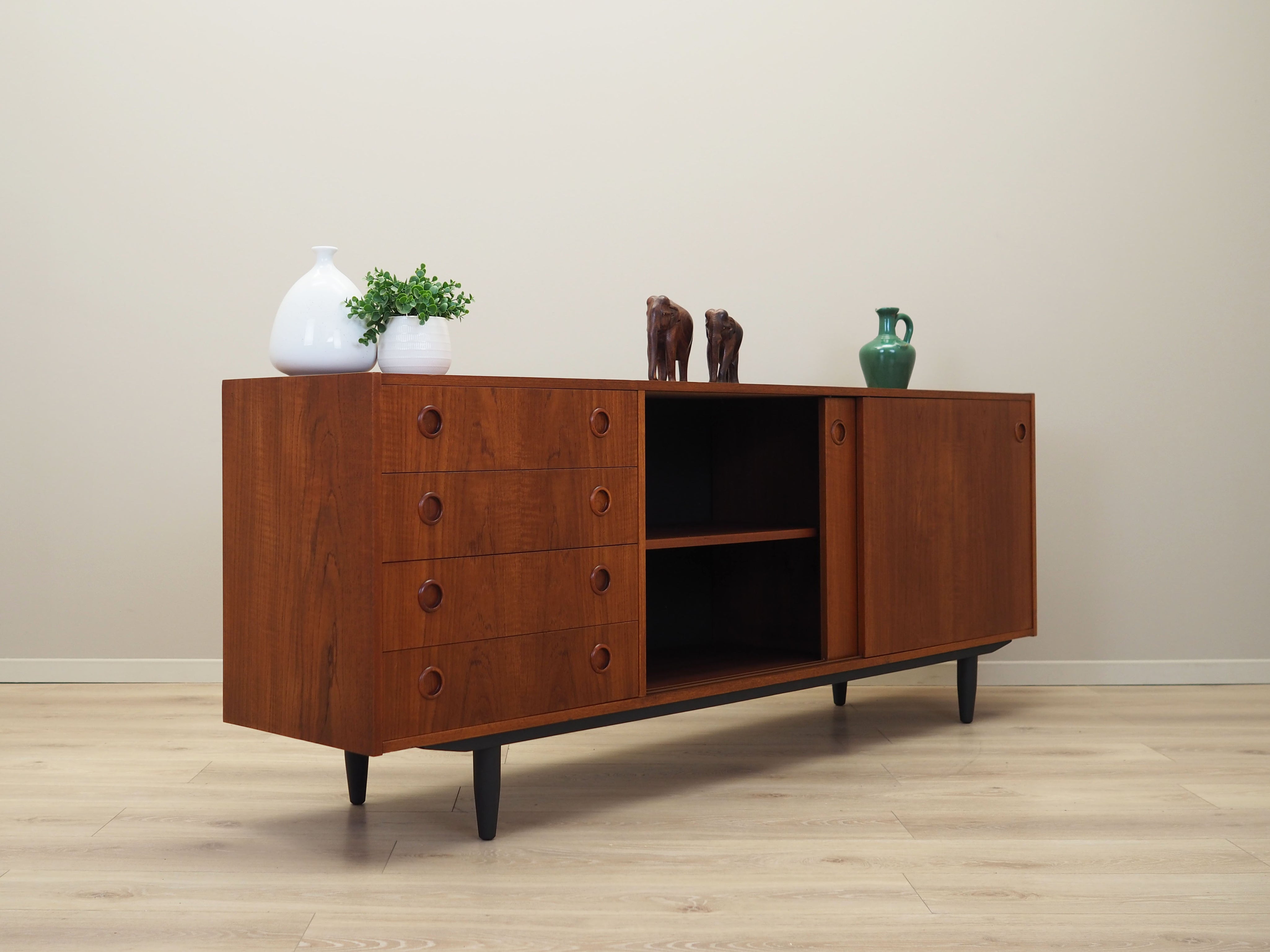Teak_sideboard,_Danish_design,_1970s,_production:_Denmark