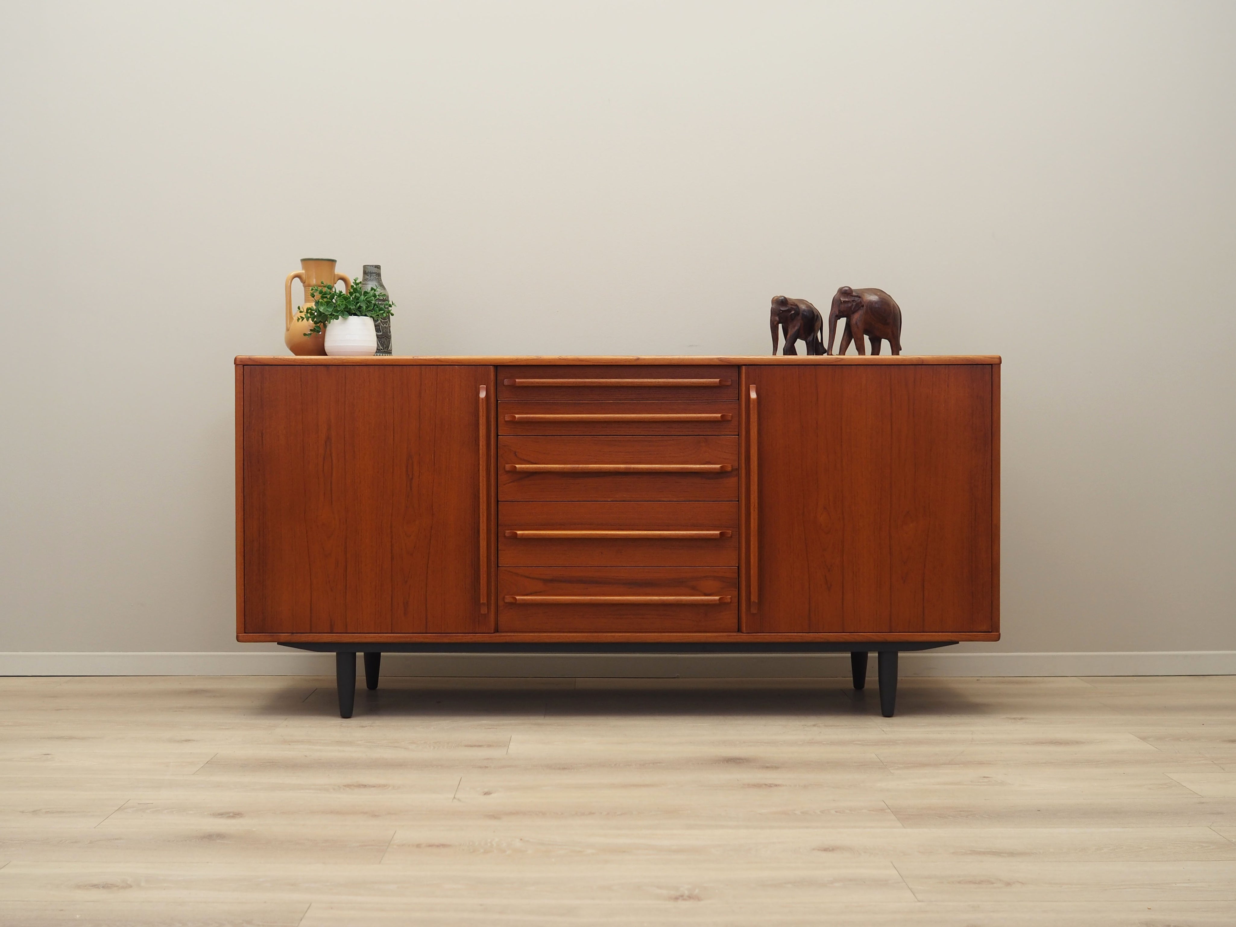 Teak_sideboard,_Danish_design,_1970s,_production:_Denmark