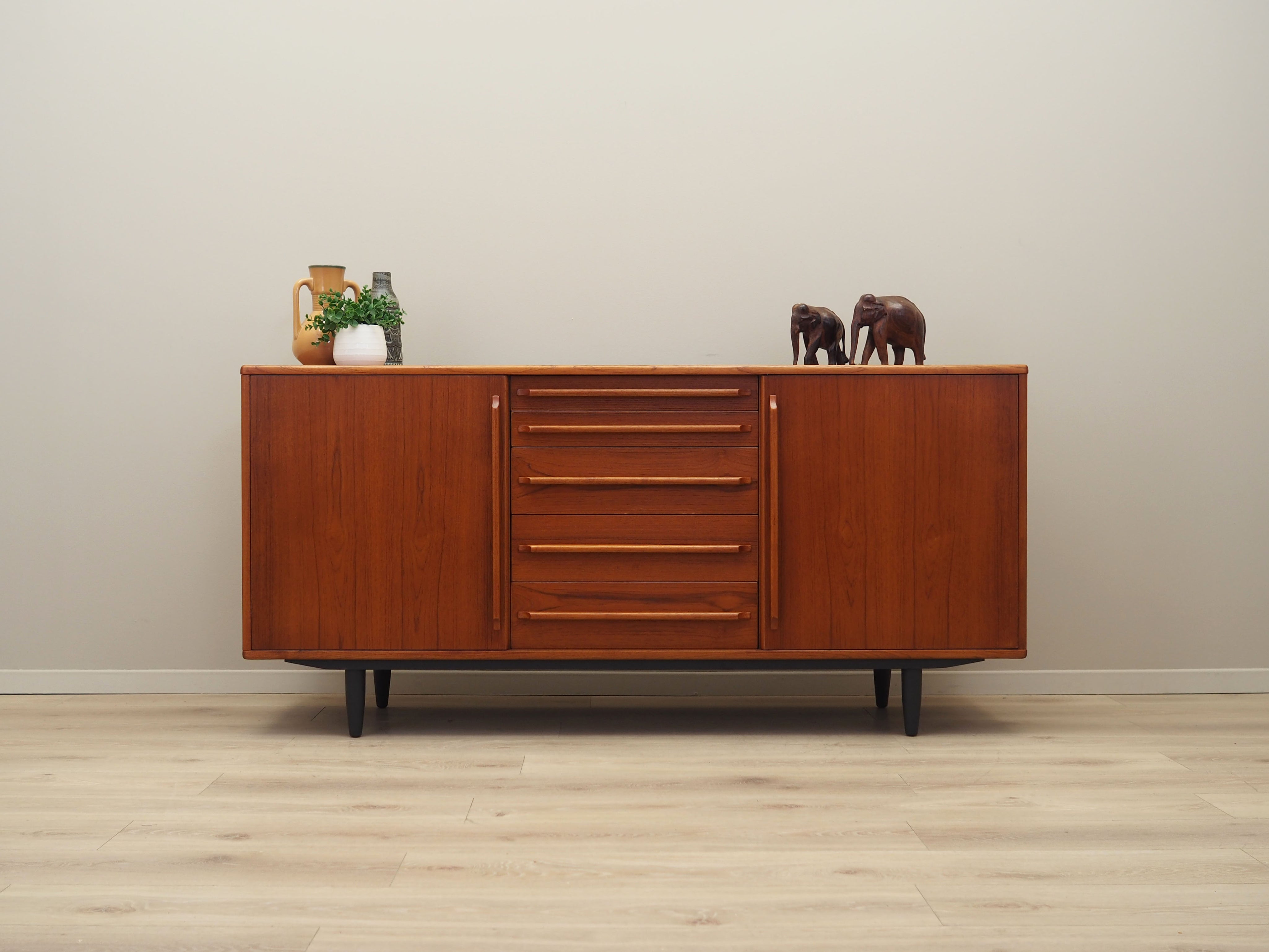 Teak_sideboard,_Danish_design,_1970s,_production:_Denmark
