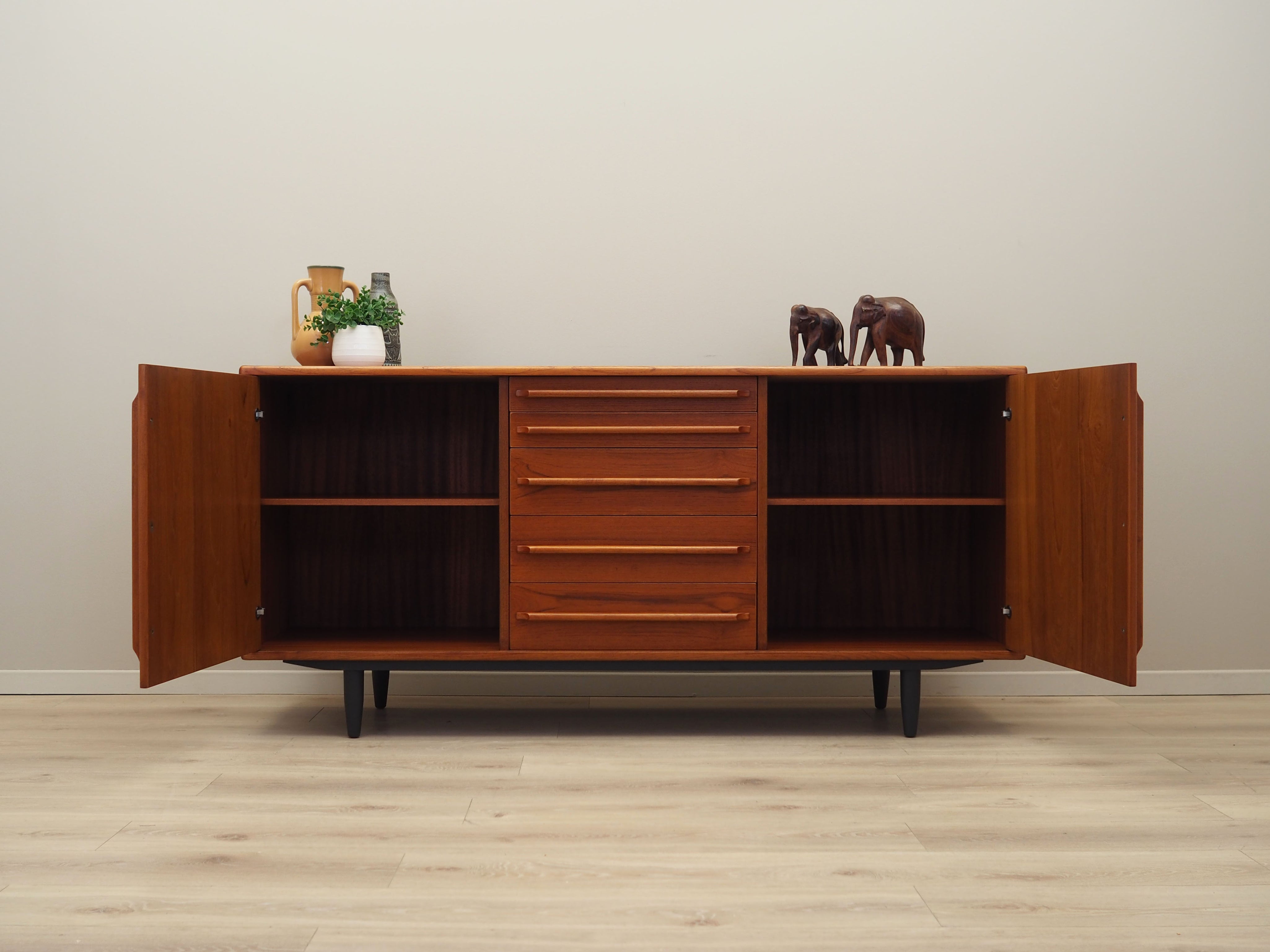 Teak_sideboard,_Danish_design,_1970s,_production:_Denmark