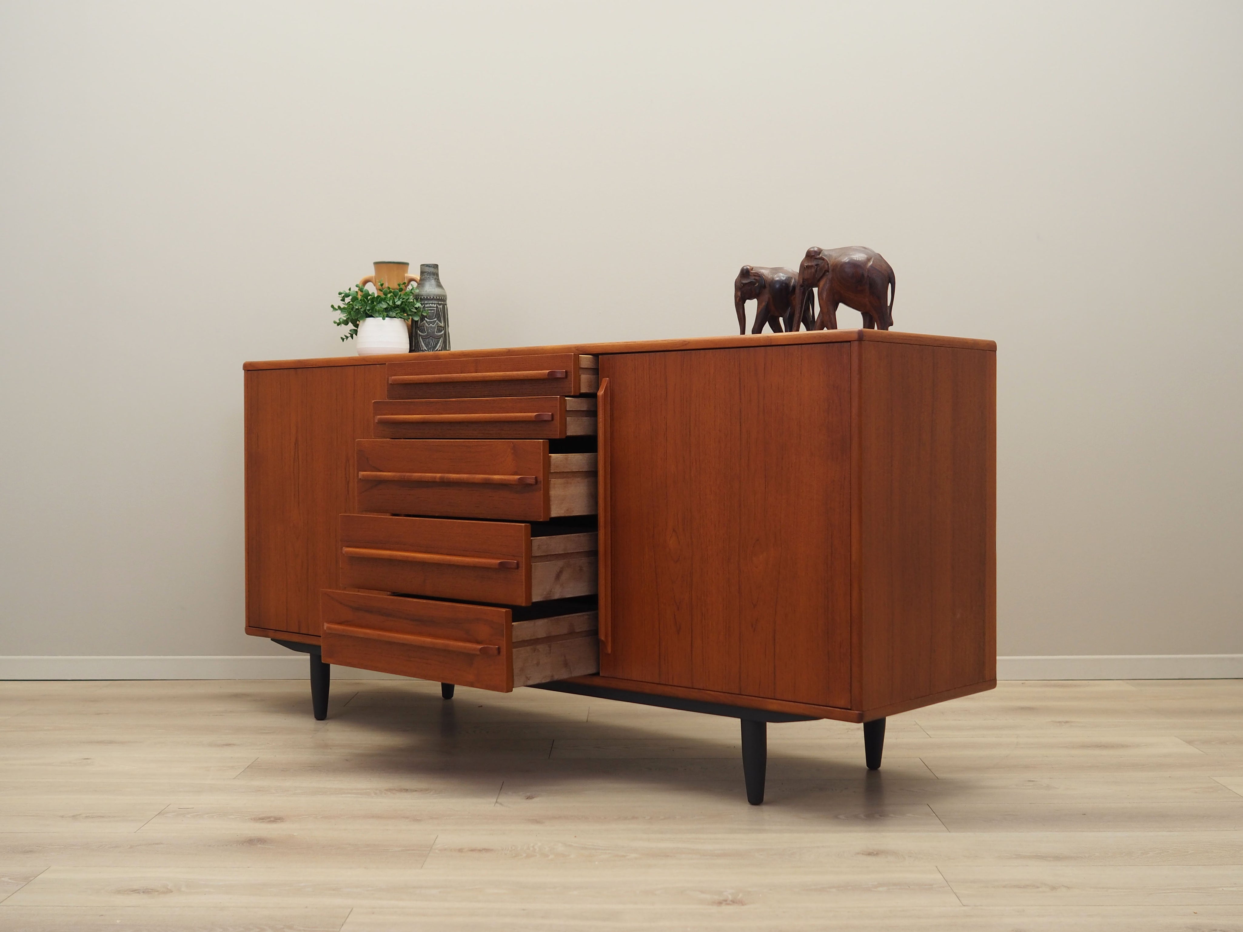 Teak_sideboard,_Danish_design,_1970s,_production:_Denmark