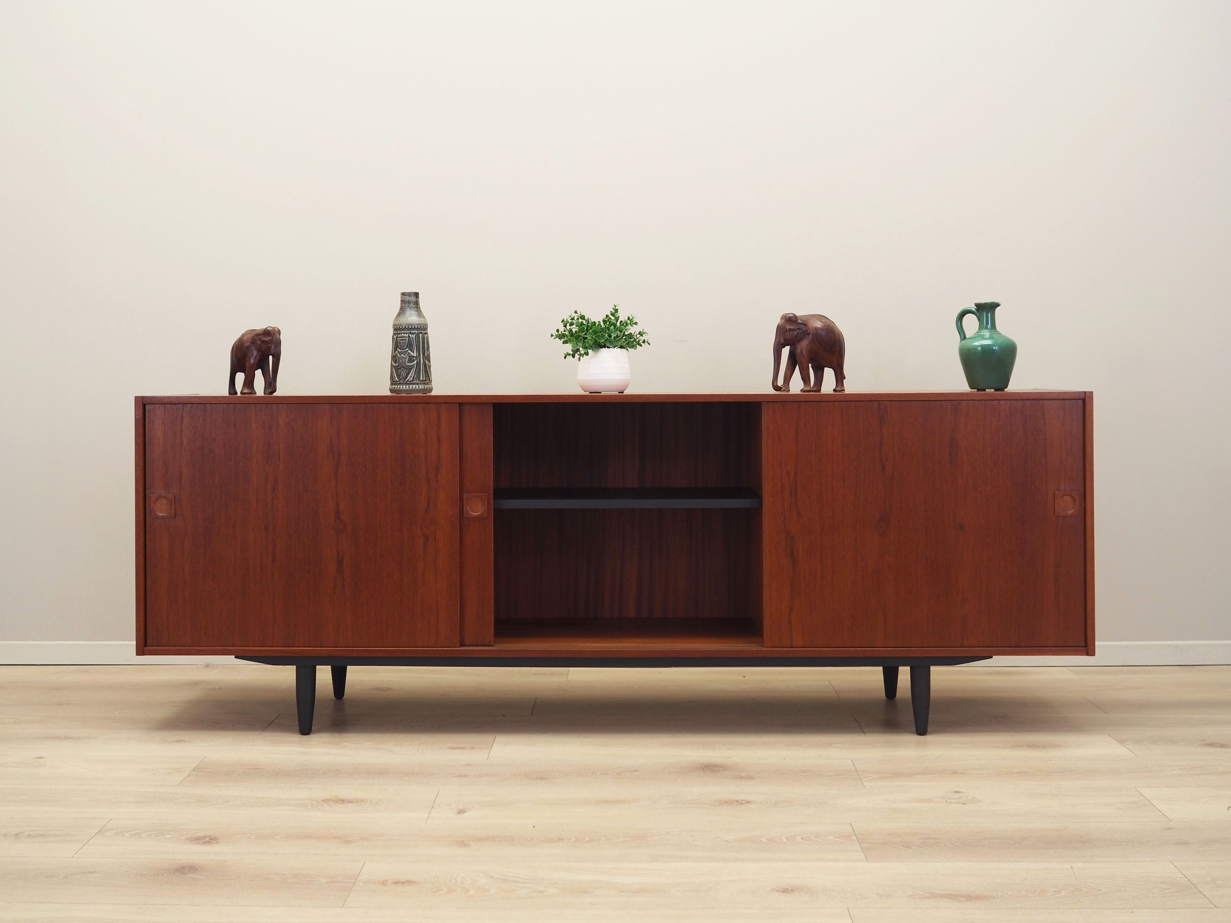Teak_sideboard,_Danish_design,_1970s,_production:_Denmark